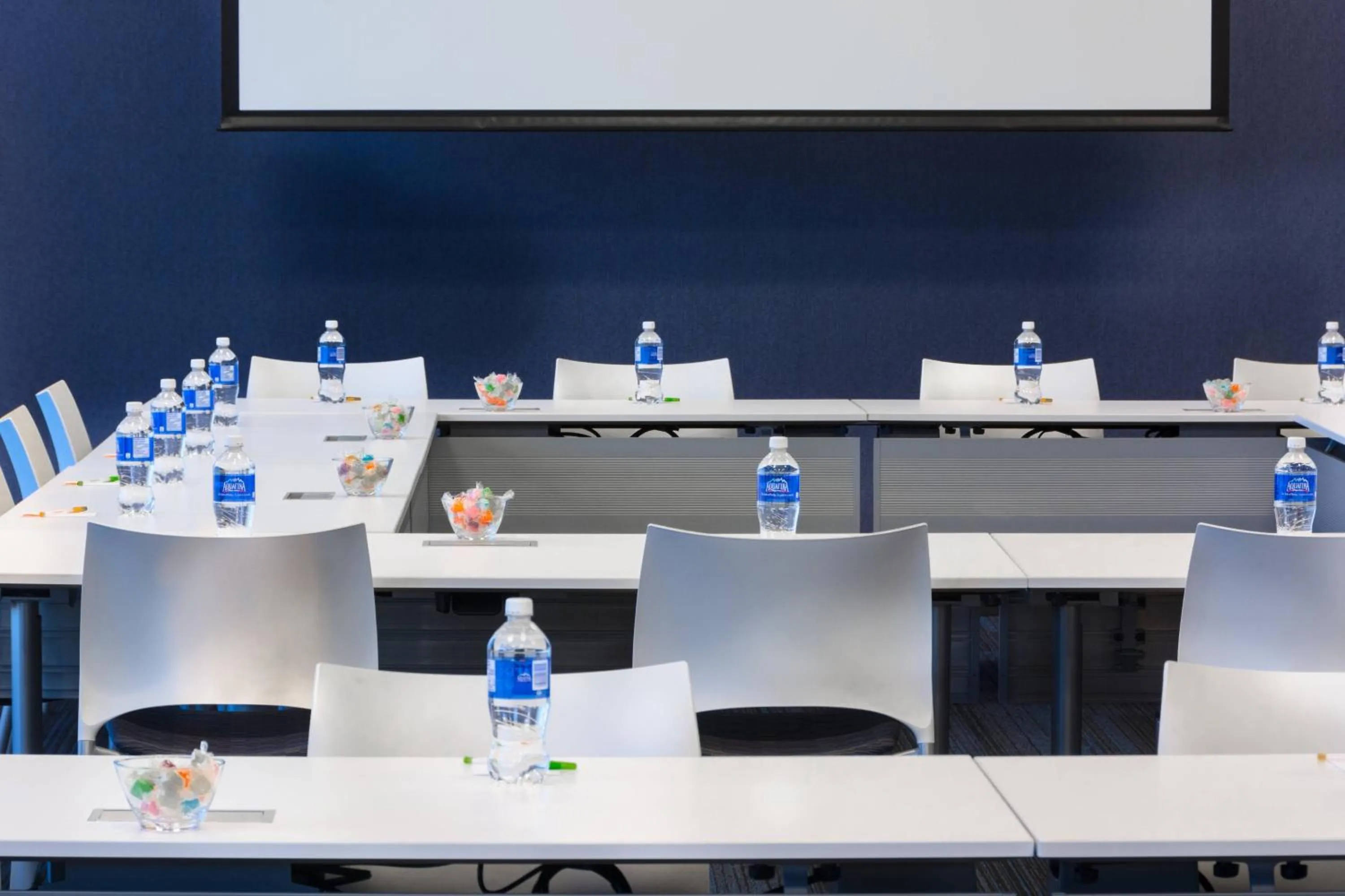 Meeting/conference room in Courtyard by Marriott Winnipeg Airport