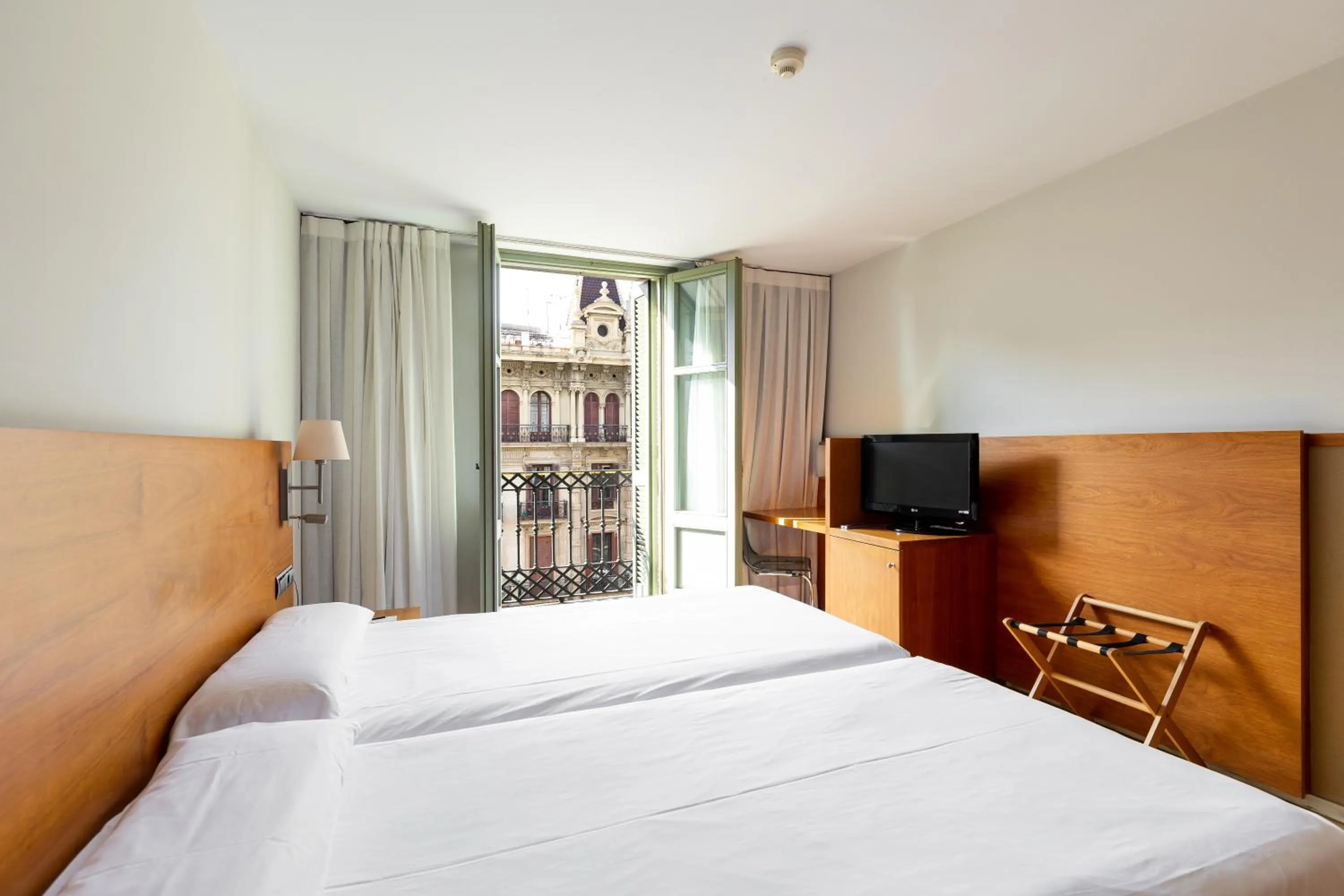 Photo of the whole room, Bed in Onix Rambla