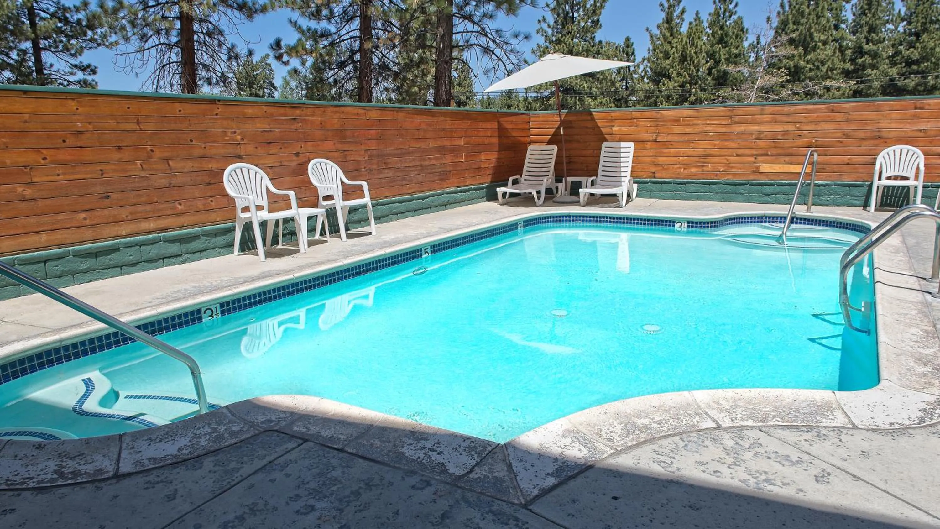 Swimming pool in GetAways at Snow Lake Lodge
