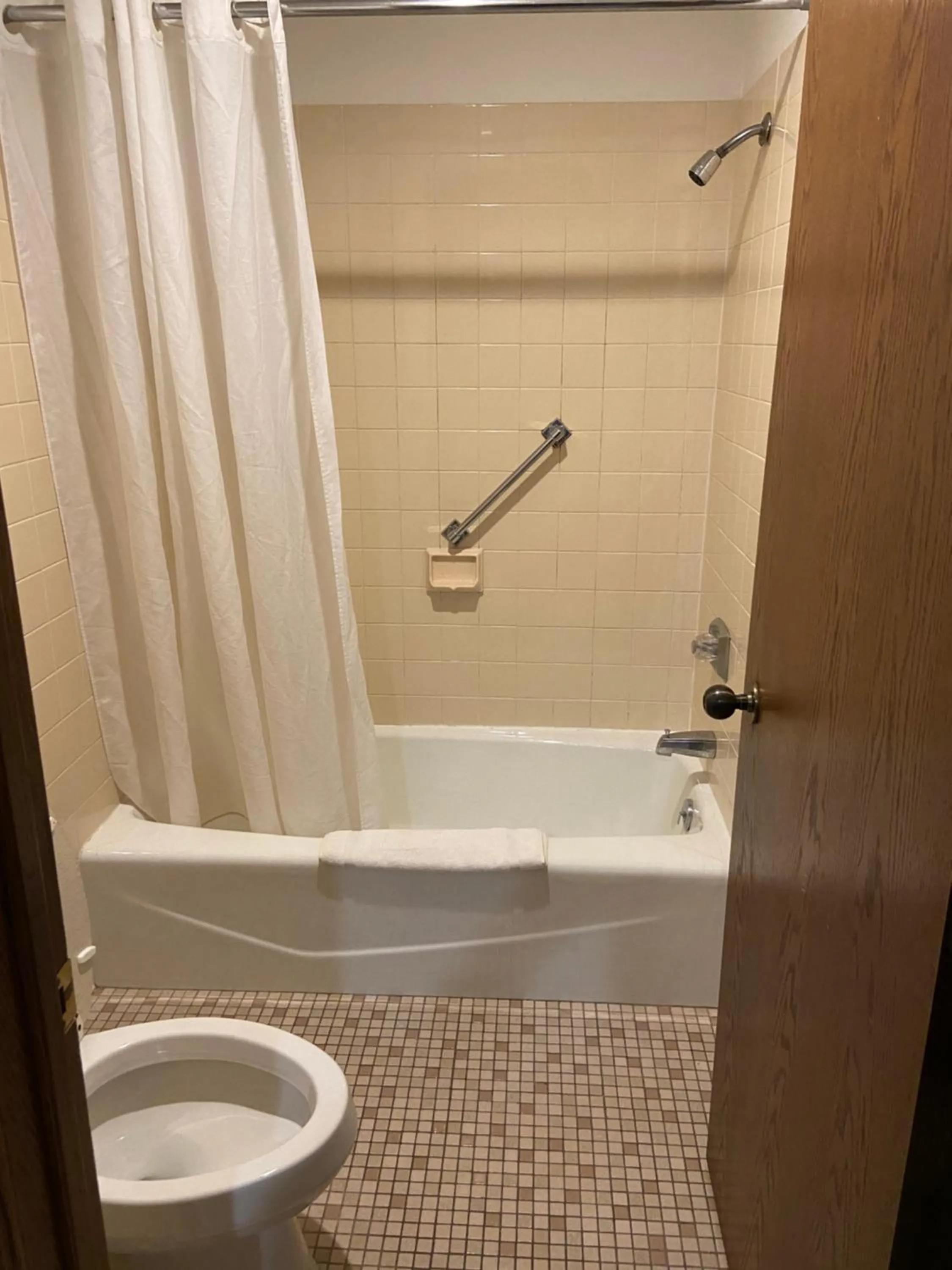 Shower in Colonial Inn