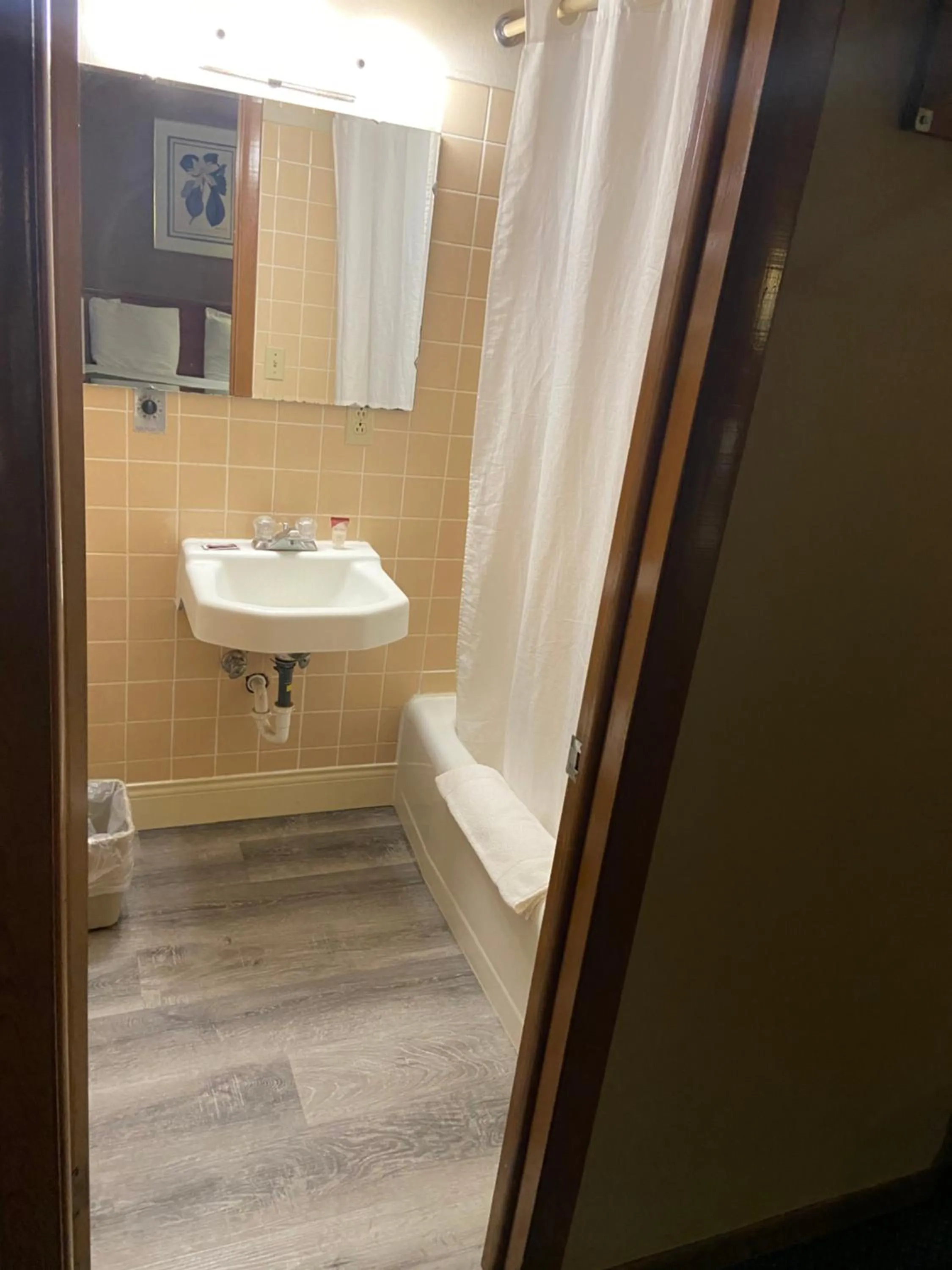 Bathroom in Colonial Inn