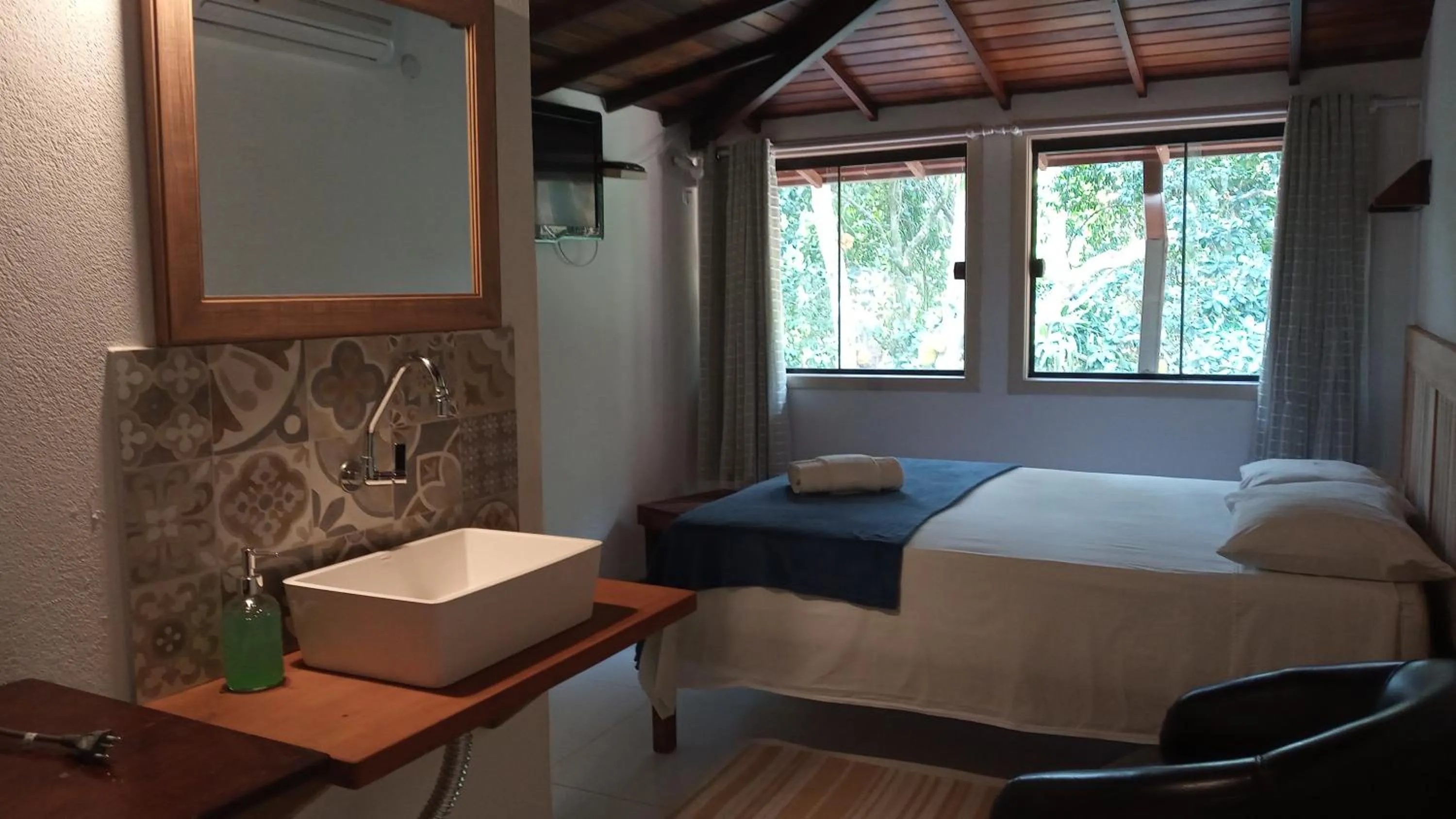 Photo of the whole room, Bed in Pitanga Ilha Grande