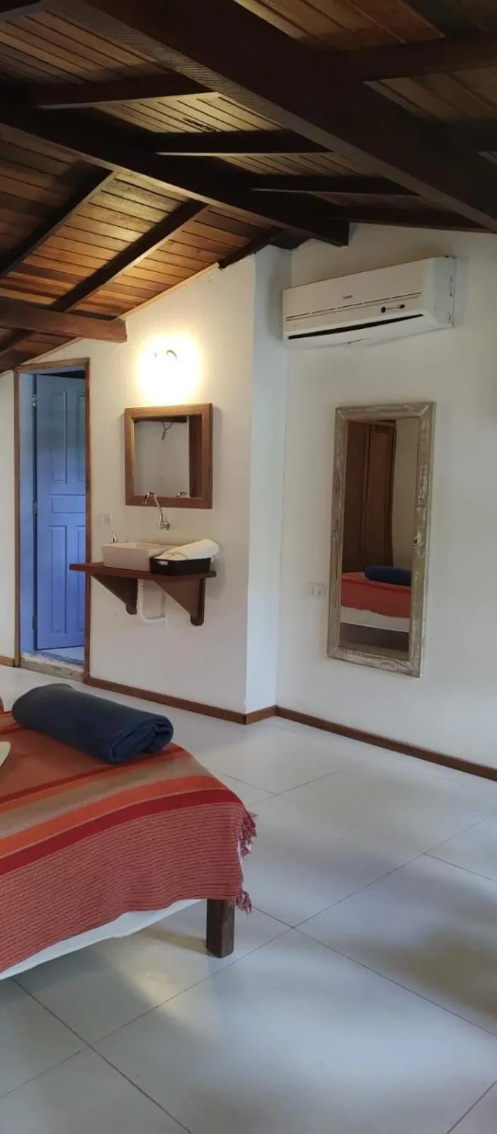 Photo of the whole room in Pitanga Ilha Grande