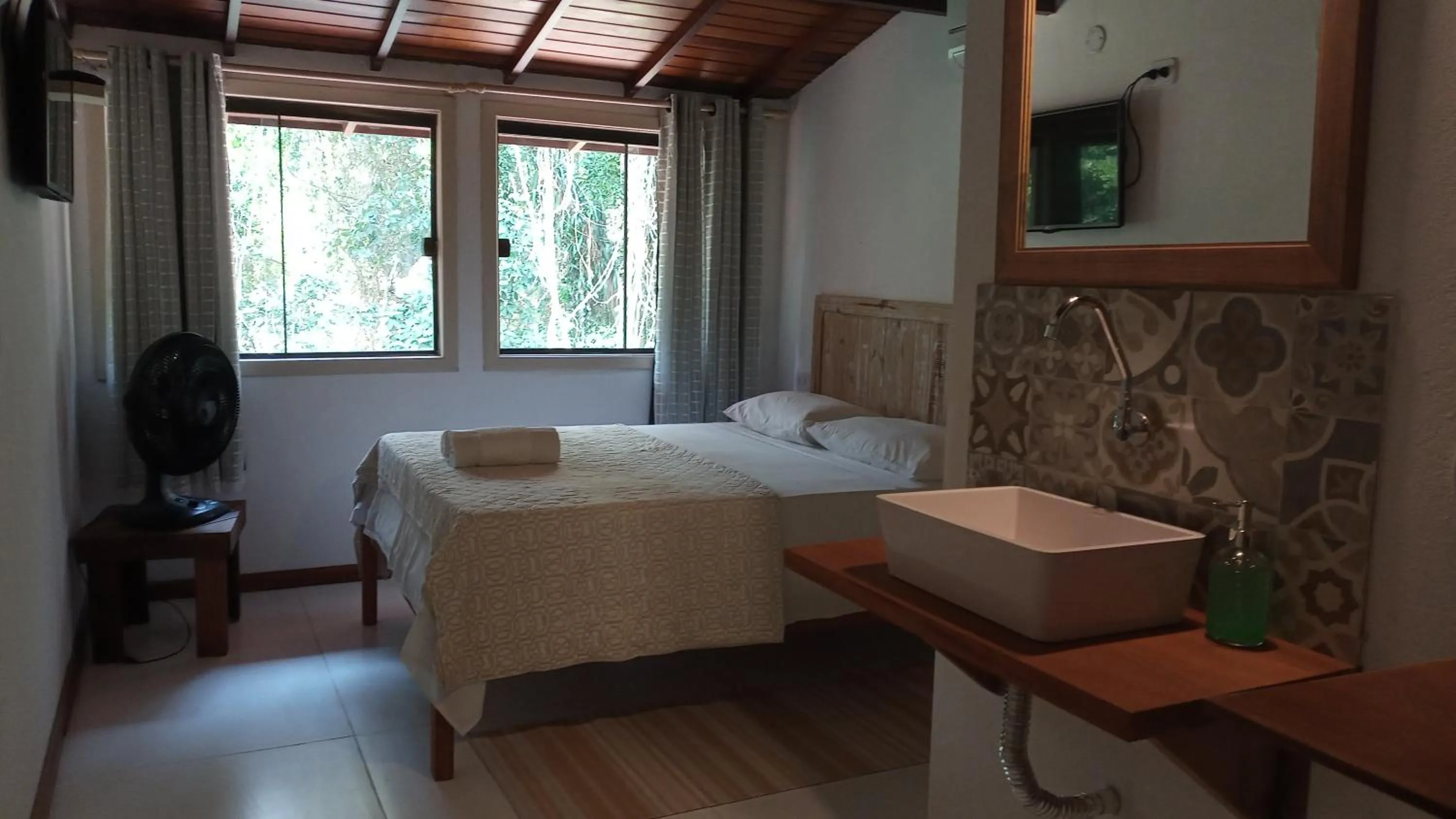 Photo of the whole room, Bed in Pitanga Ilha Grande