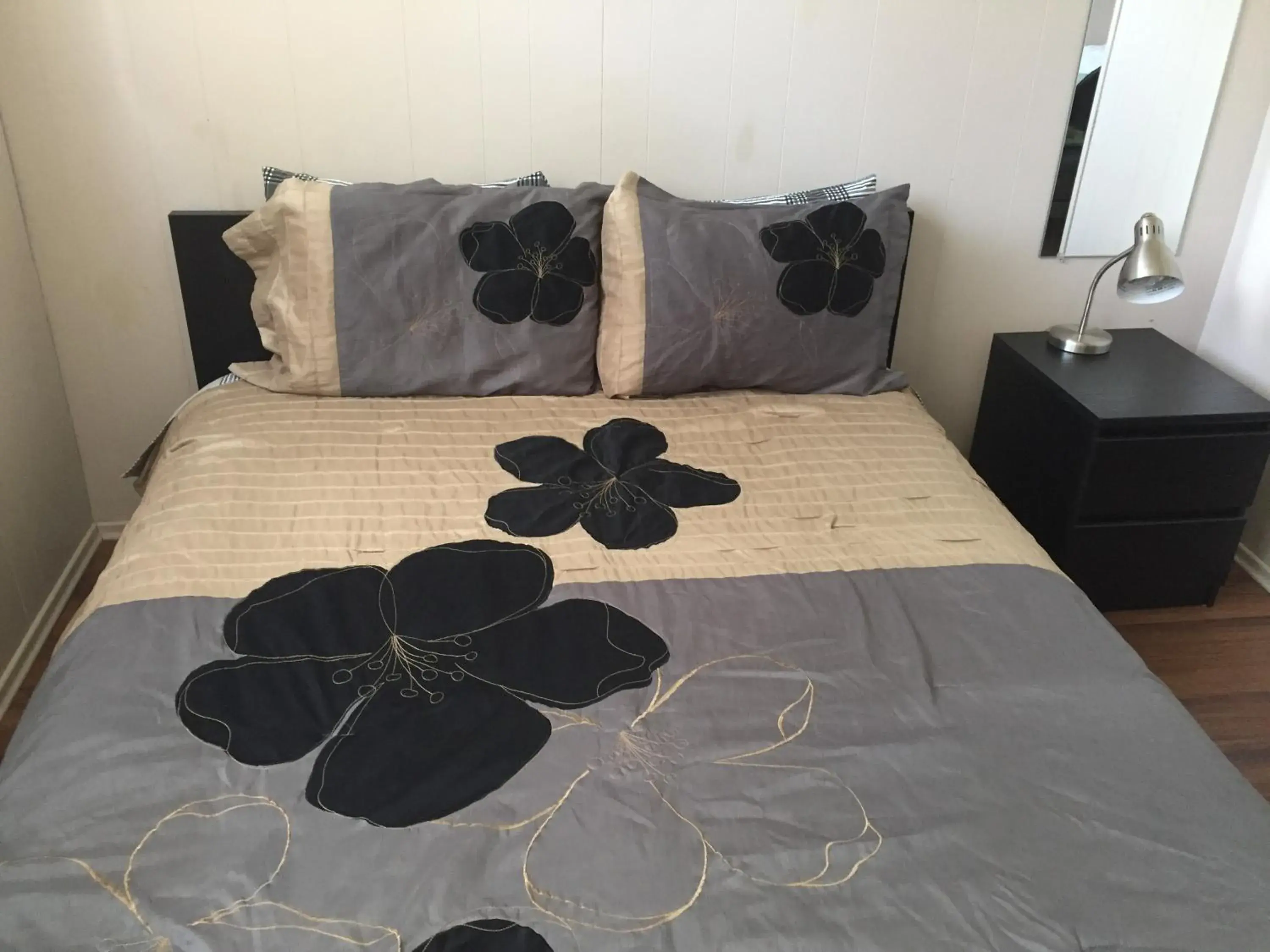 Queen Room in College Park Bed & Breakfast Queen Room in College Park Bed & Breakfast