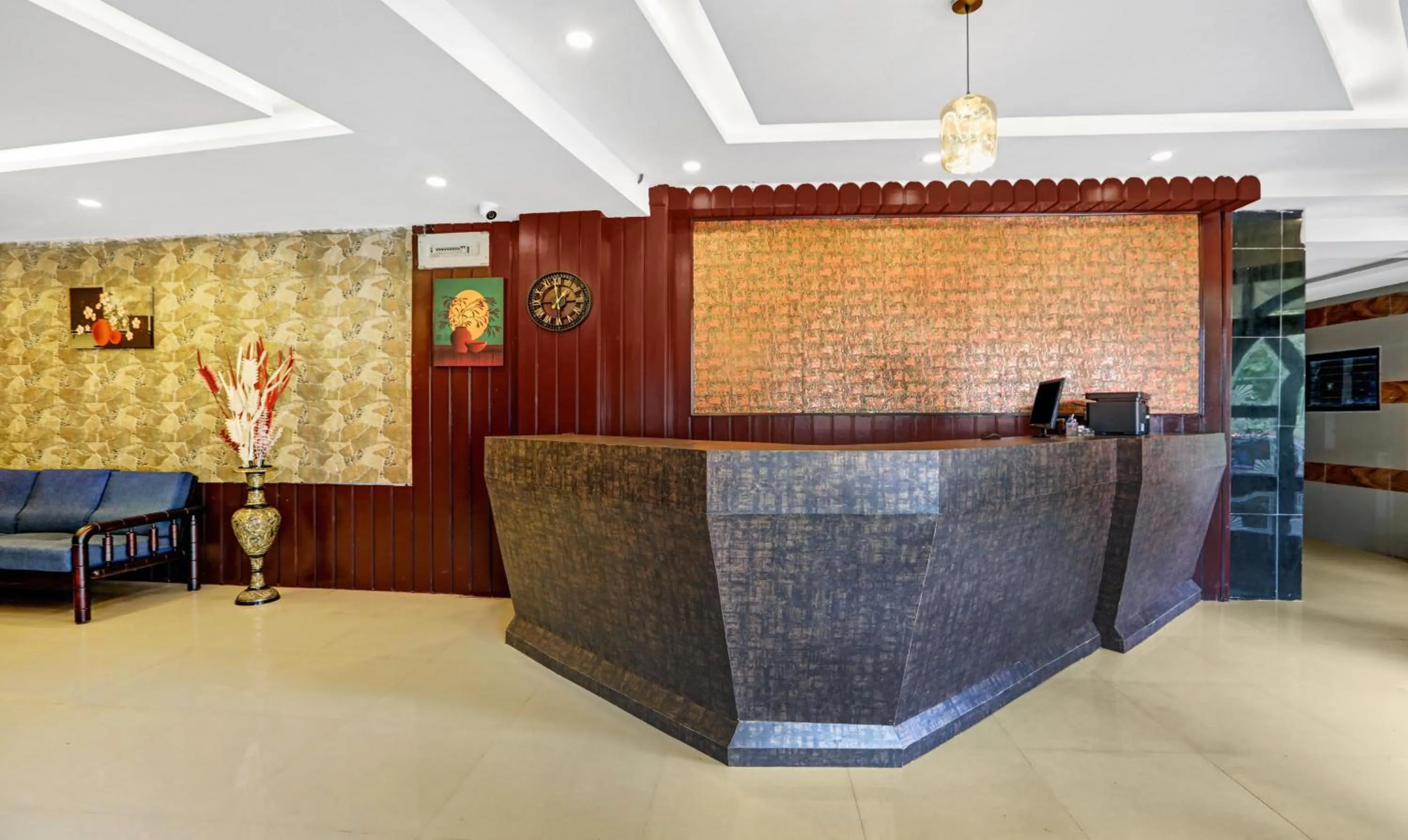 Lobby or reception in Itsy Hotels Regalia Grand, 500 Mtrs From Madikeri Fort