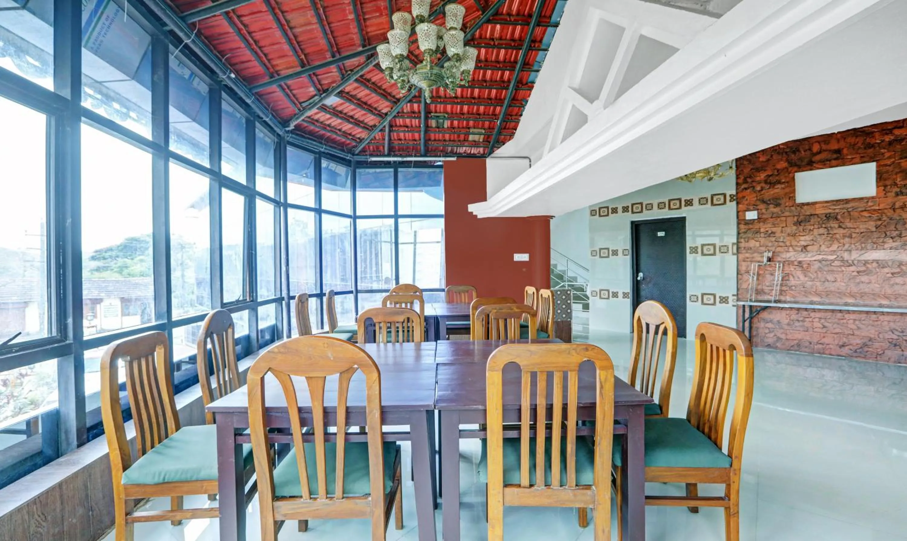 Restaurant/places to eat in Itsy Hotels Regalia Grand, 500 Mtrs From Madikeri Fort