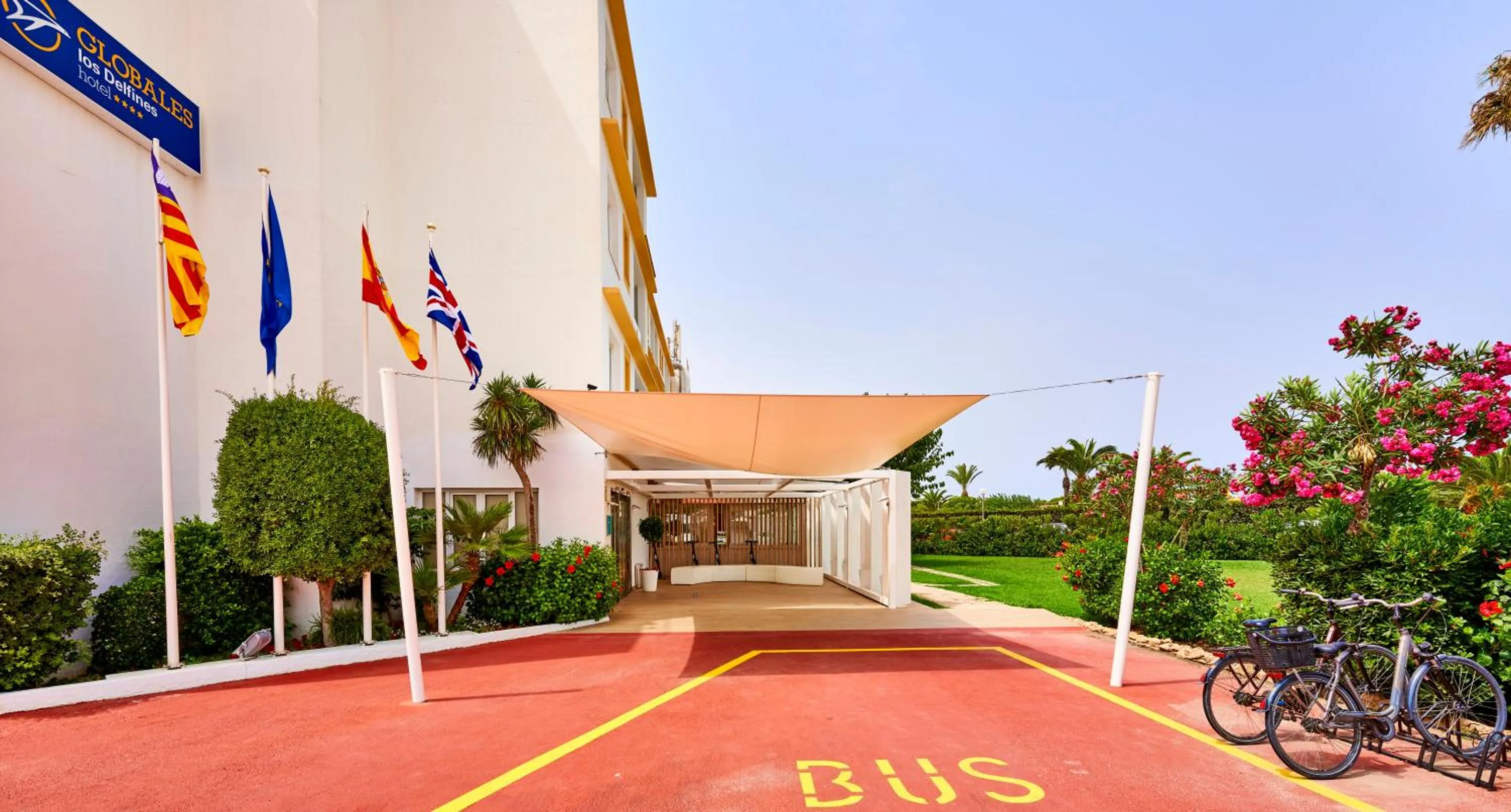 Facade/entrance in Globales Los Delfines