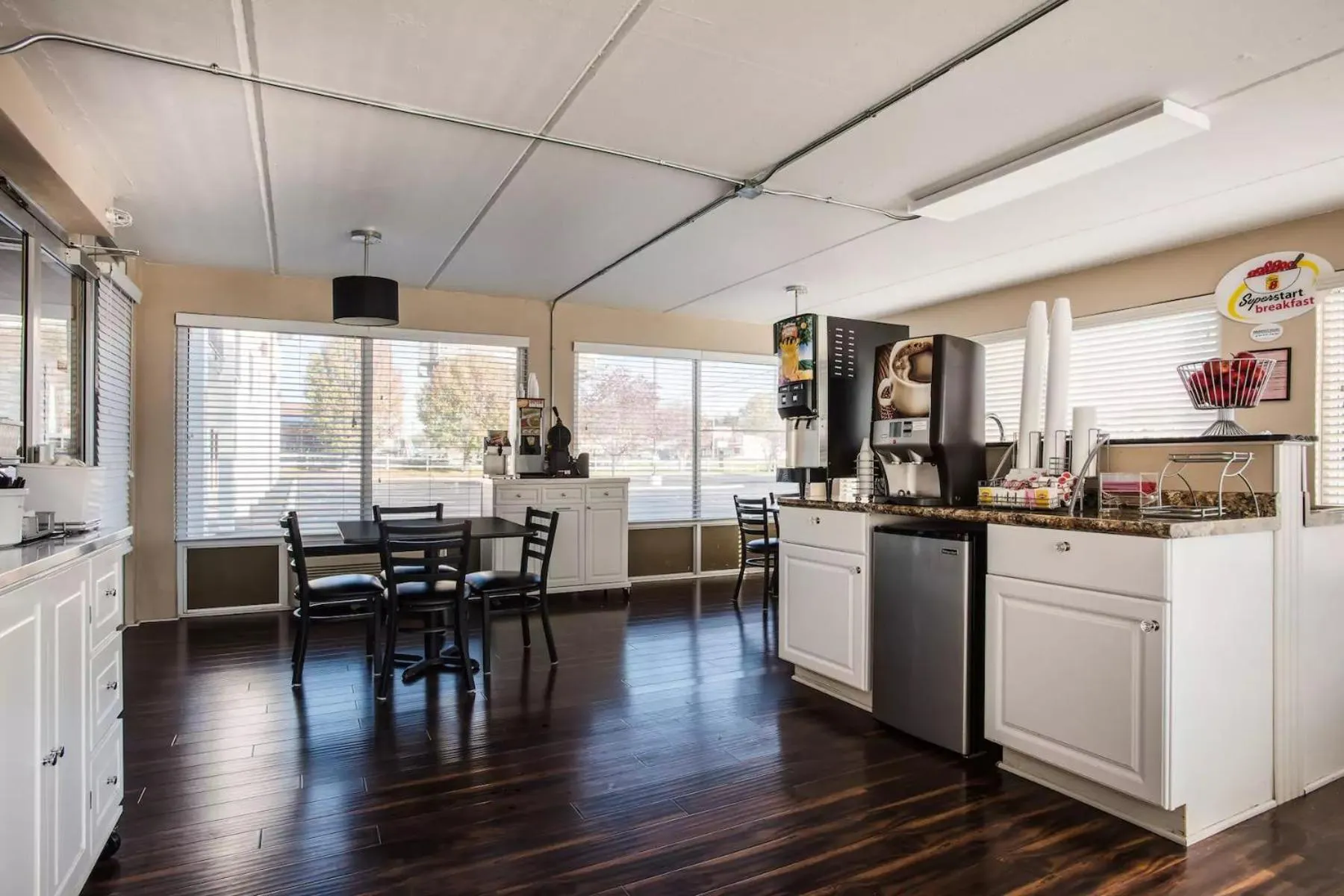 Restaurant/places to eat in Super 8 by Wyndham Sevierville Riverside