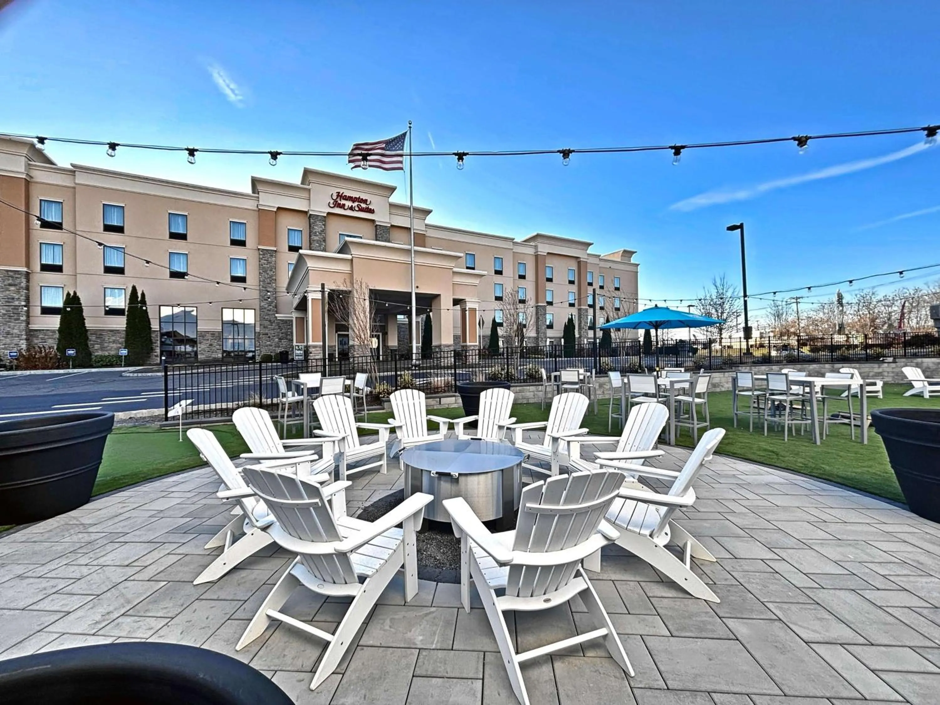 Patio in Hampton Inn and Suites Robbinsville