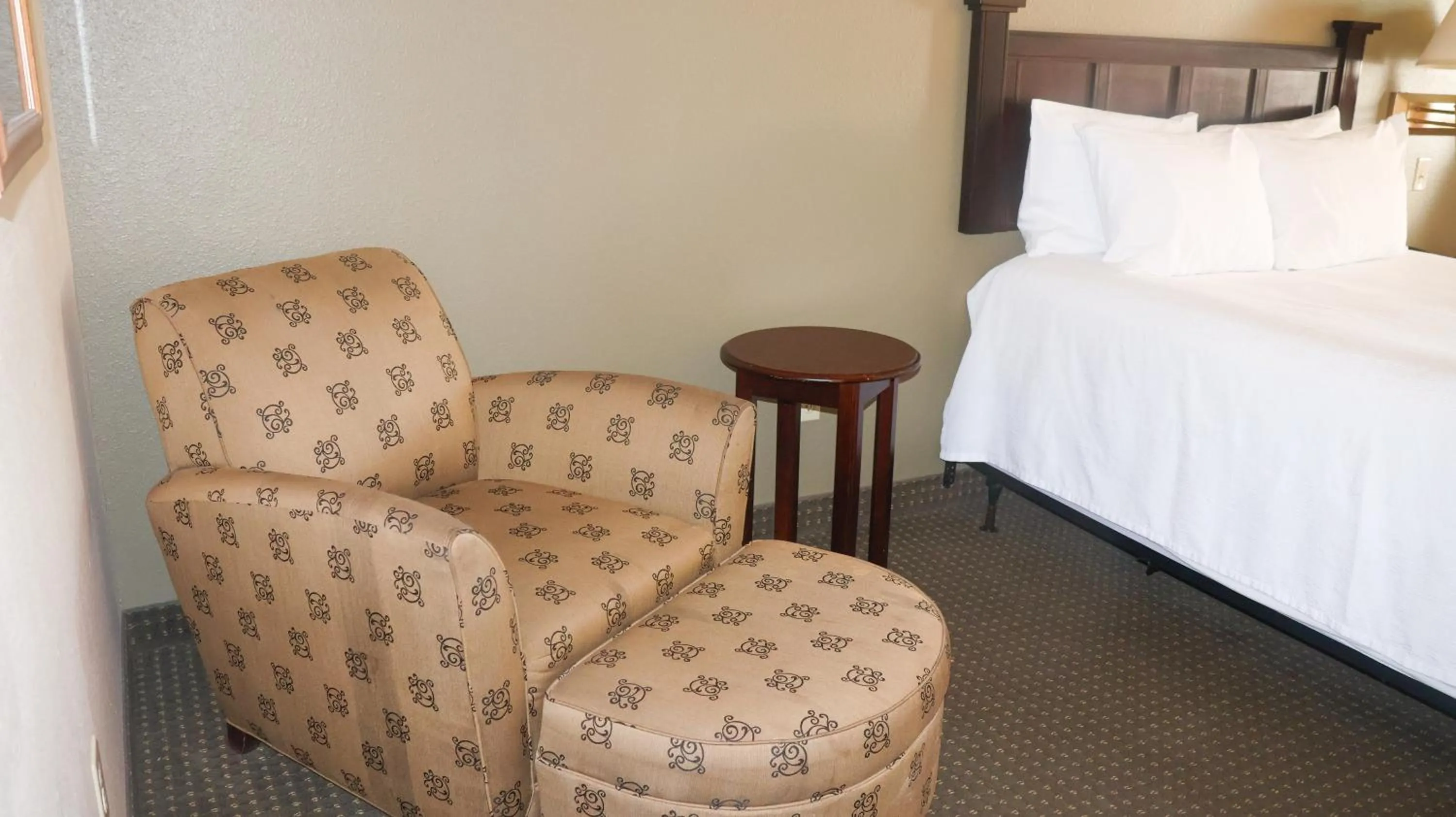 Bed in Wingate by Wyndham Peoria - Complimentary Area Shuttle