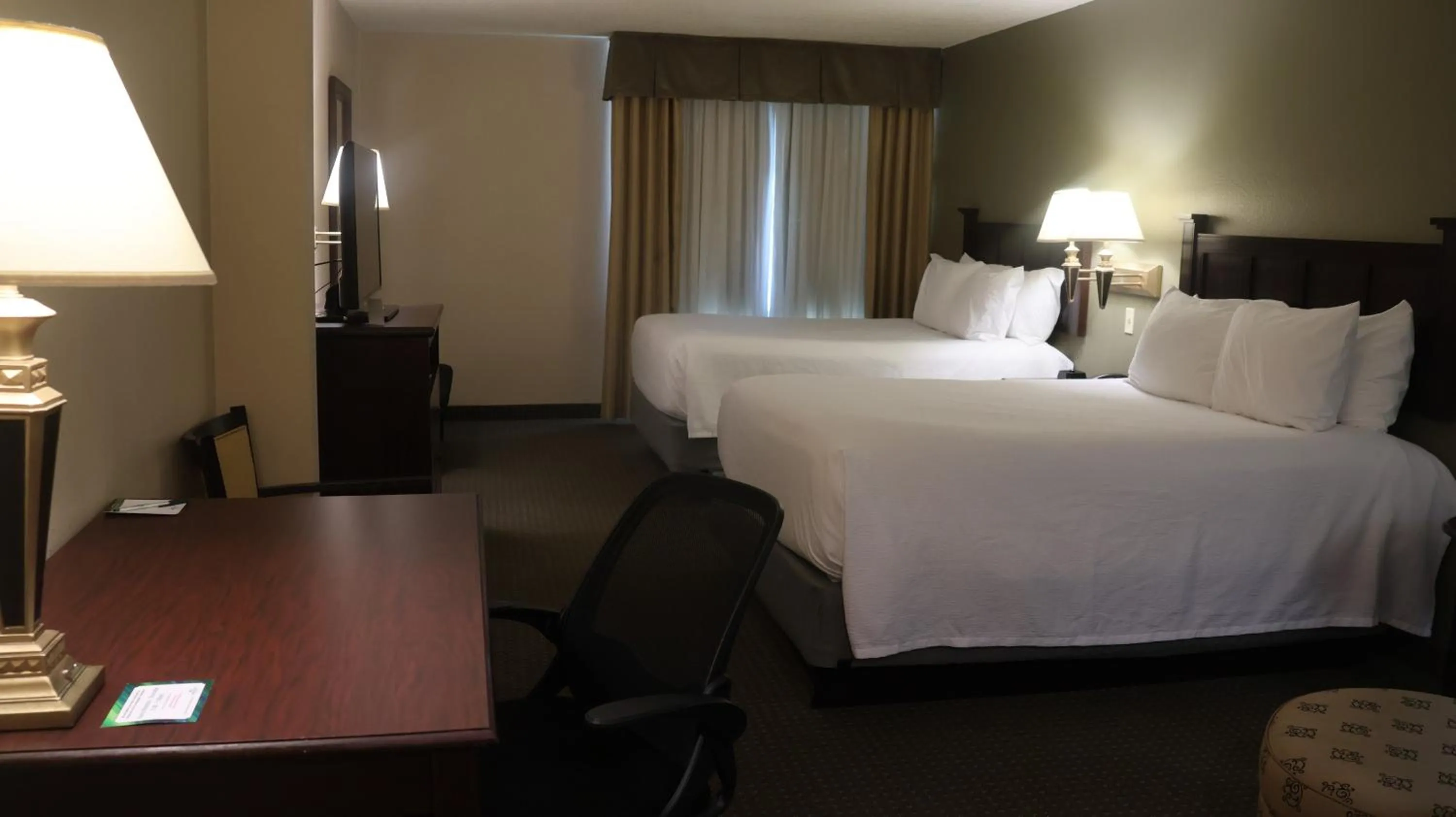 Bed in Wingate by Wyndham Peoria - Complimentary Area Shuttle