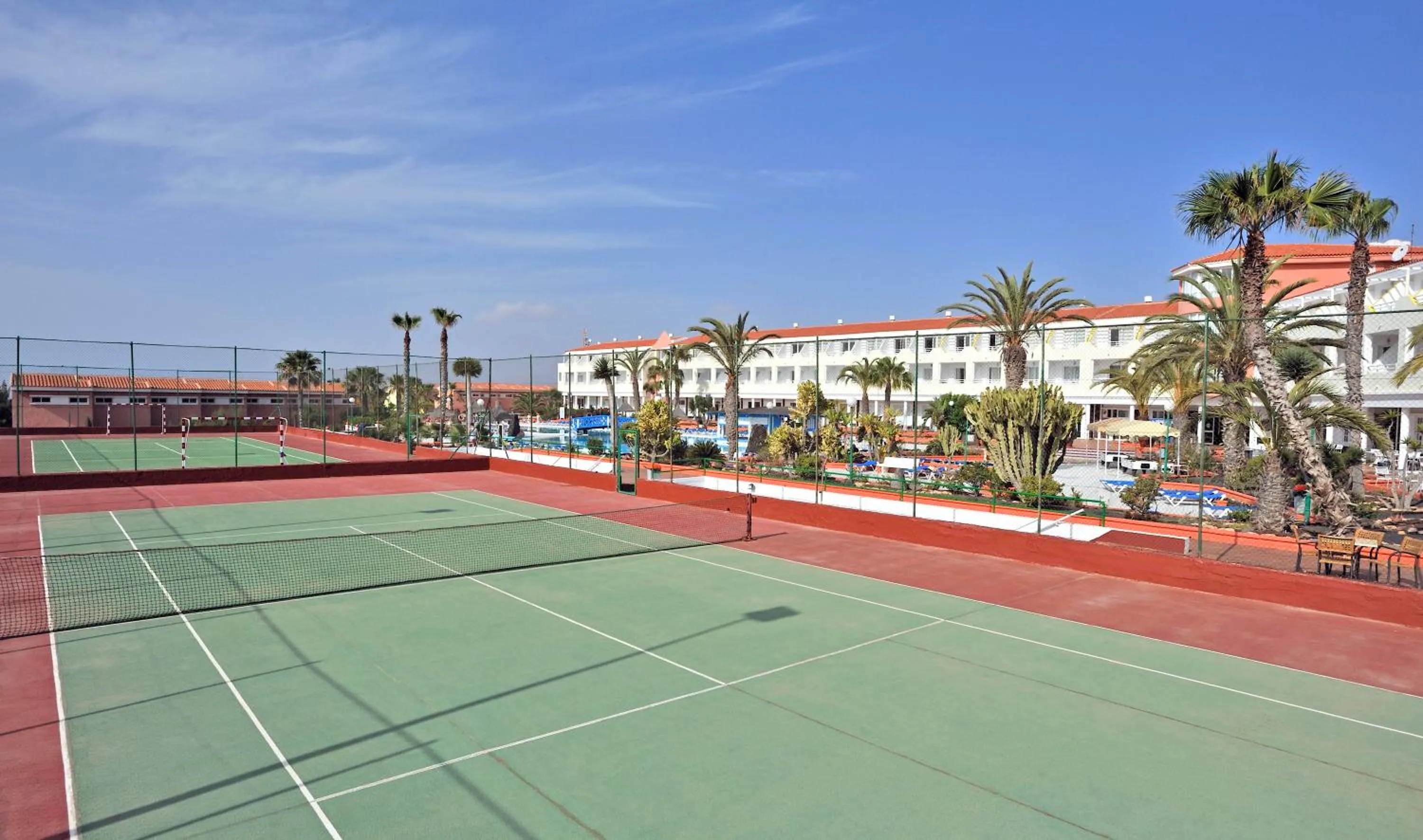 Tennis court in Globales Costa Tropical