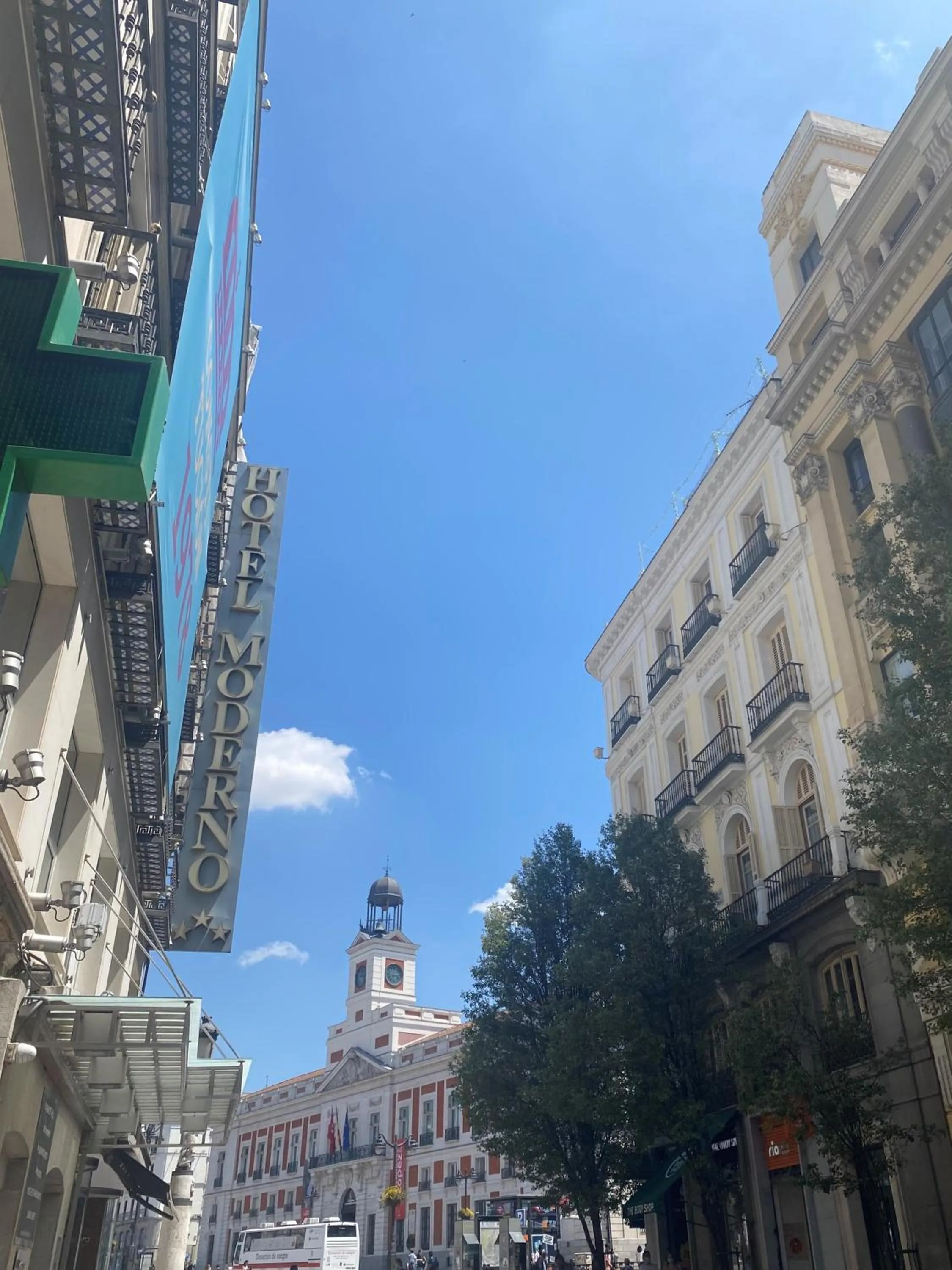 Facade/entrance in Hotel Moderno Puerta del Sol