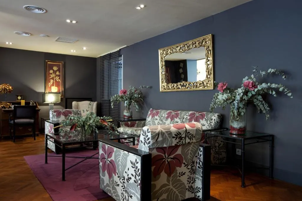 Seating area in Hotel Moderno Puerta del Sol