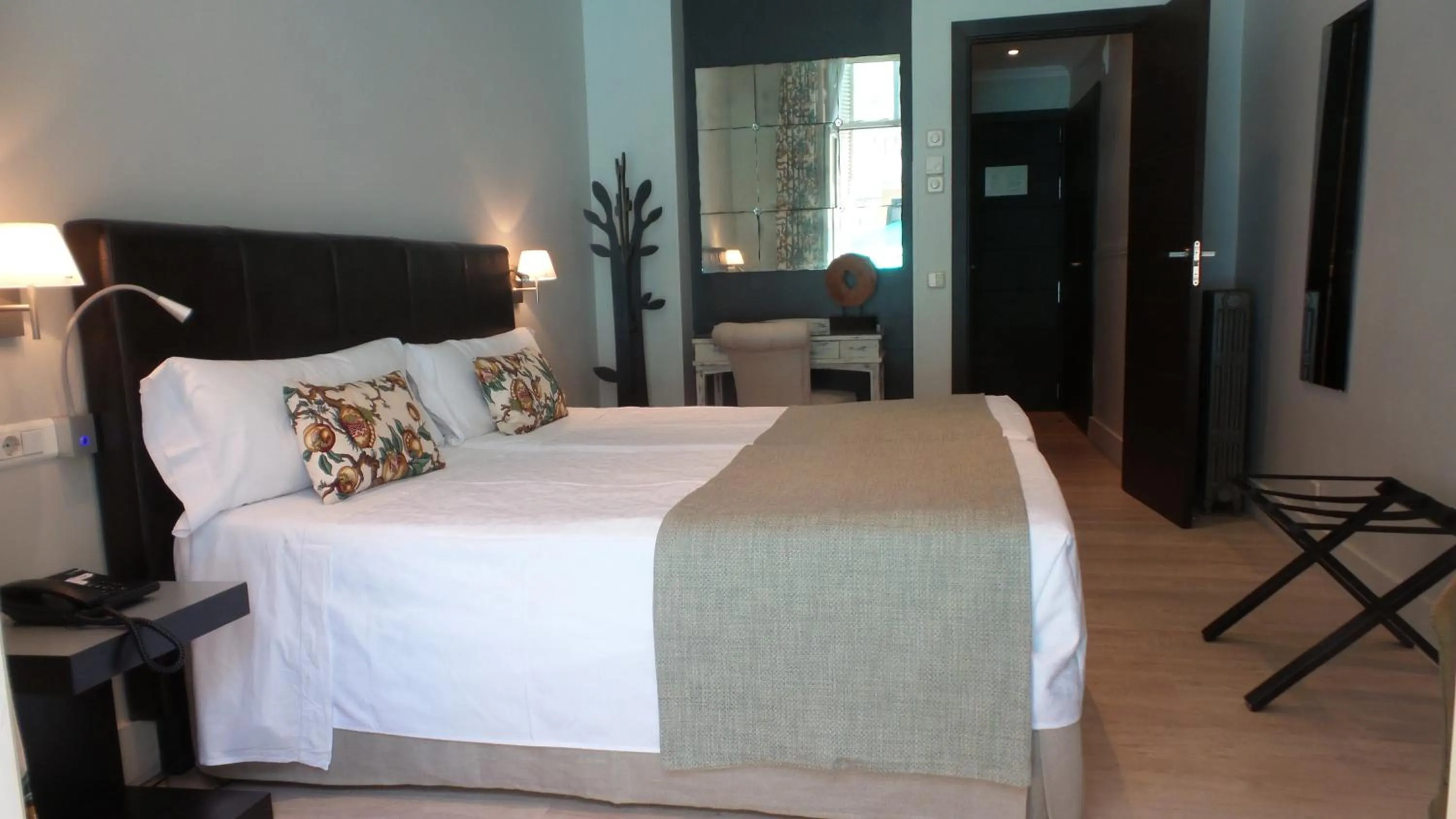 Bedroom, Bed in Hotel Moderno Puerta del Sol