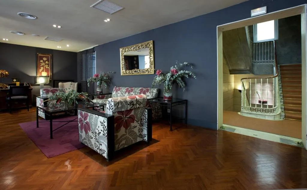 Seating area in Hotel Moderno Puerta del Sol