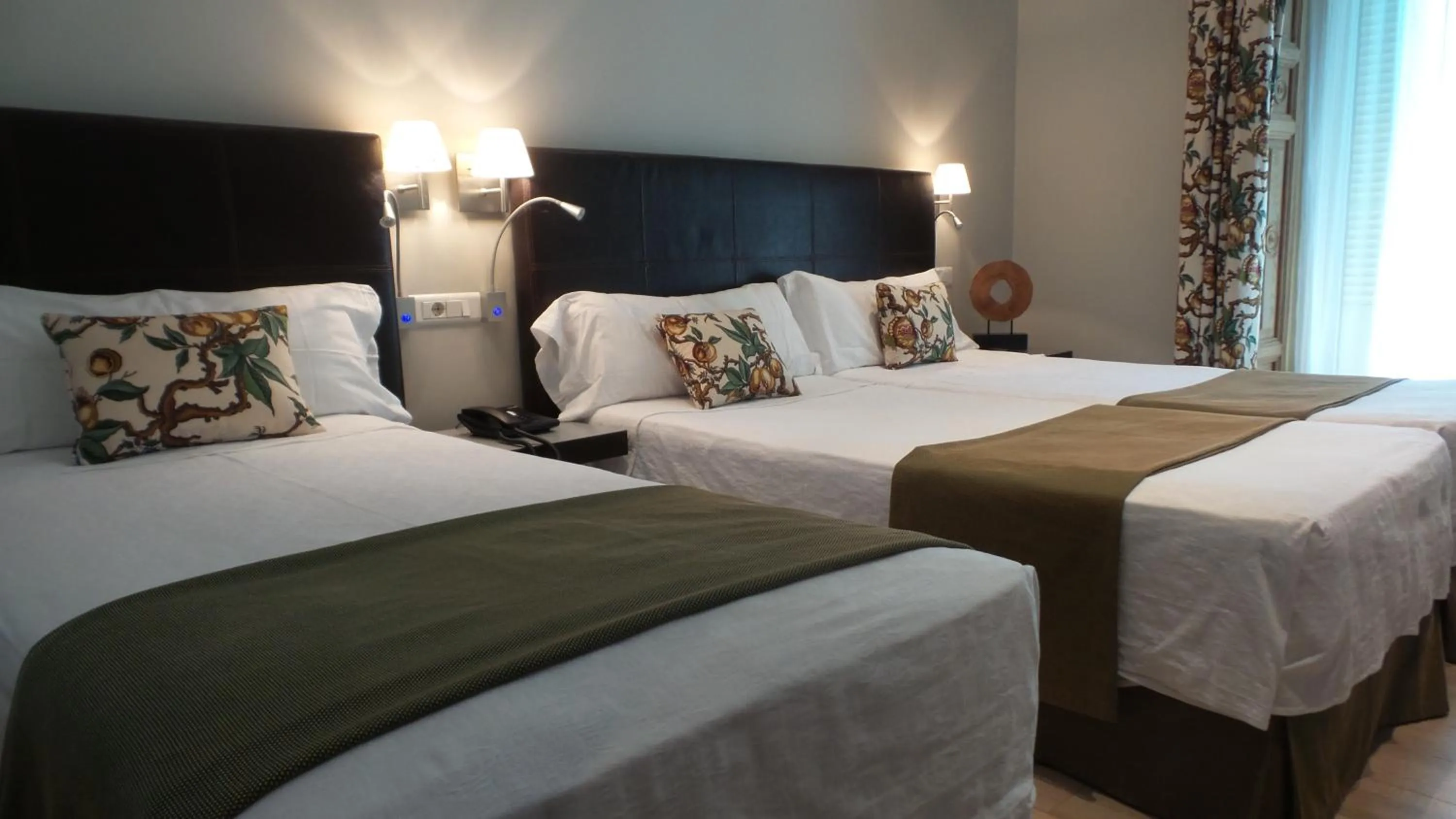 Bedroom, Bed in Hotel Moderno Puerta del Sol