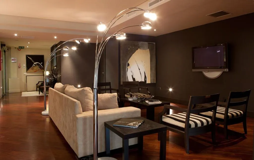 Communal lounge/ TV room in Hotel Moderno Puerta del Sol