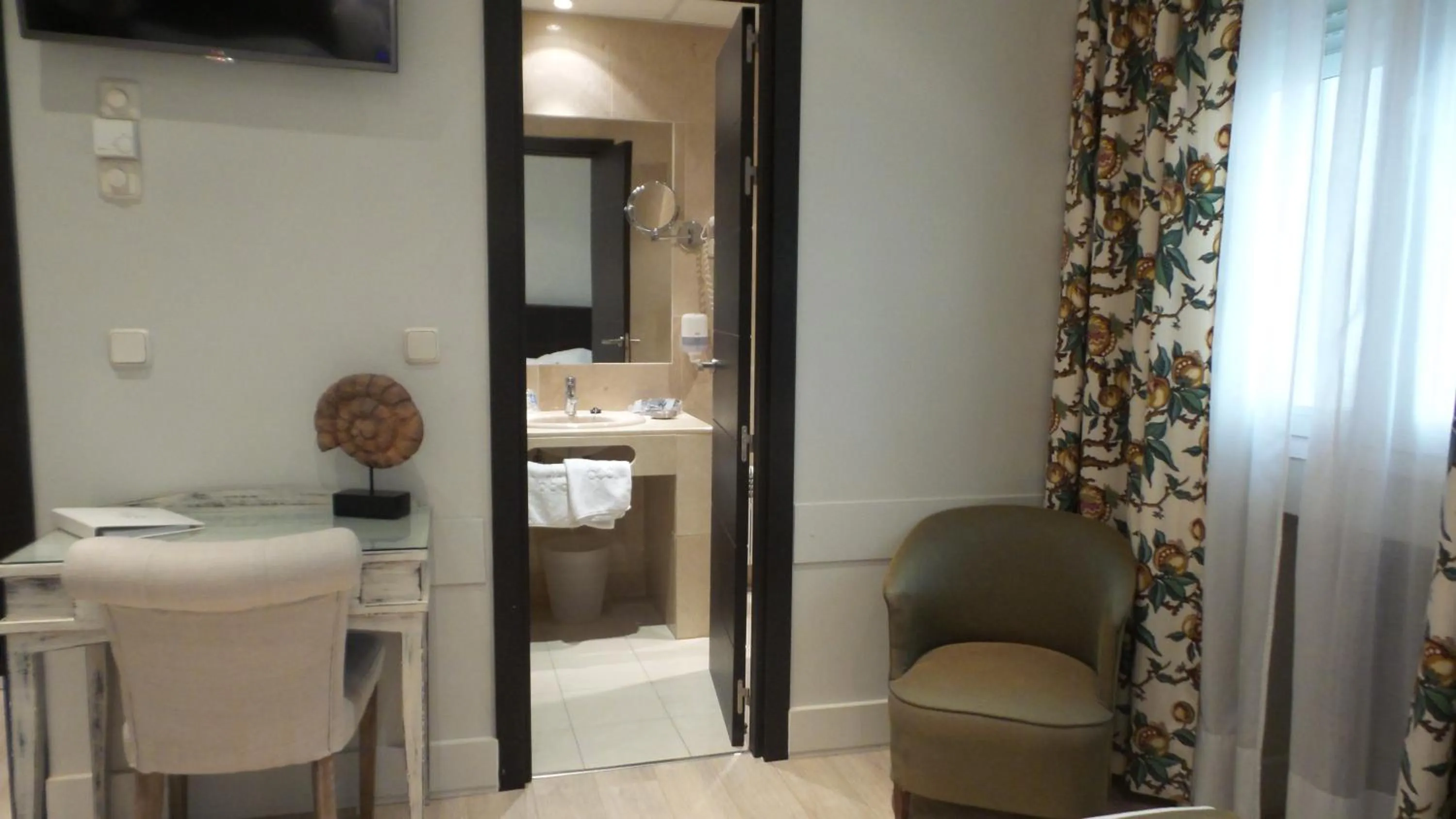 Bedroom, Bed in Hotel Moderno Puerta del Sol