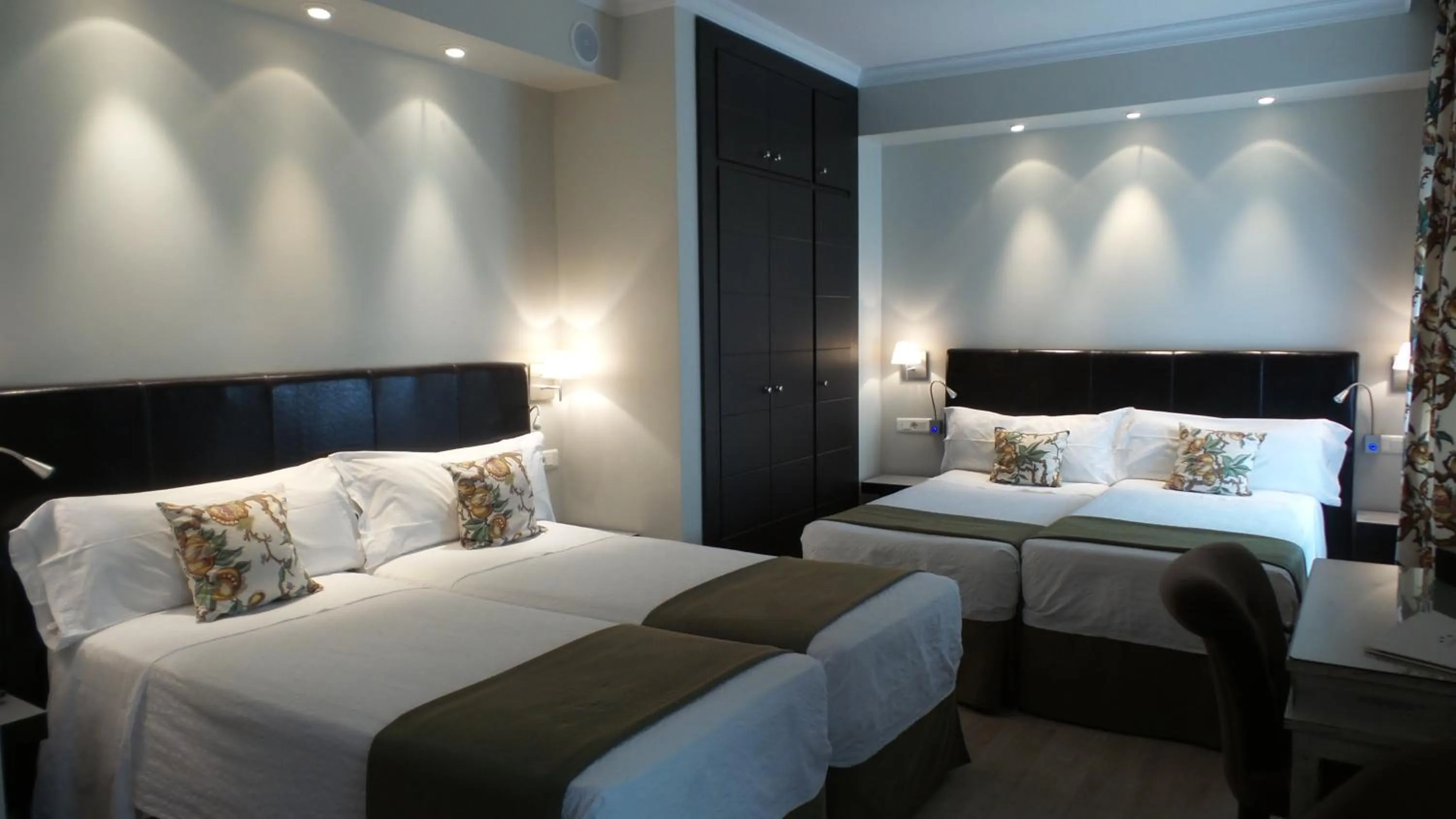 Bedroom, Bed in Hotel Moderno Puerta del Sol