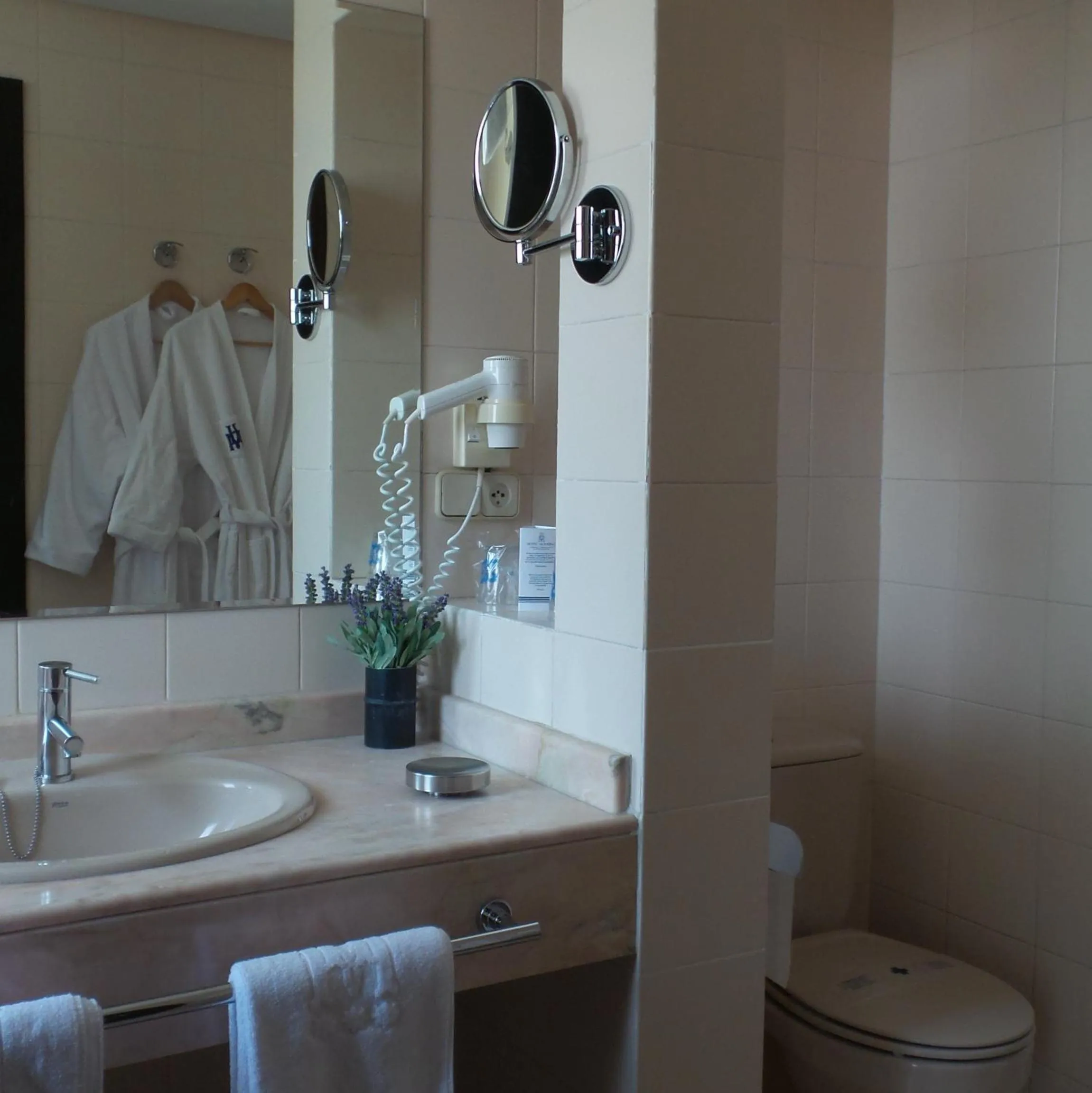 Bathroom in Hotel Moderno Puerta del Sol