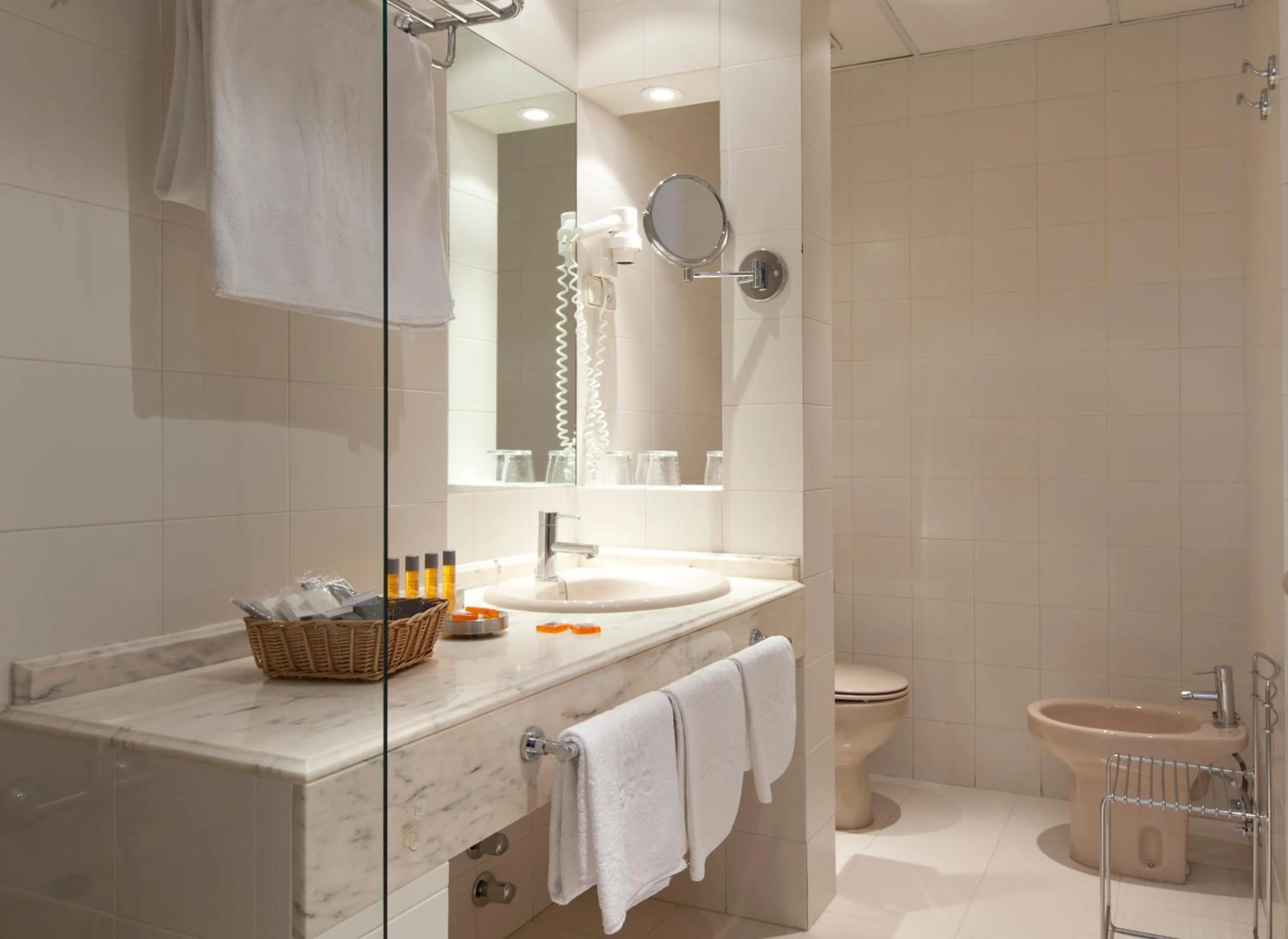 Toilet in Hotel Moderno Puerta del Sol