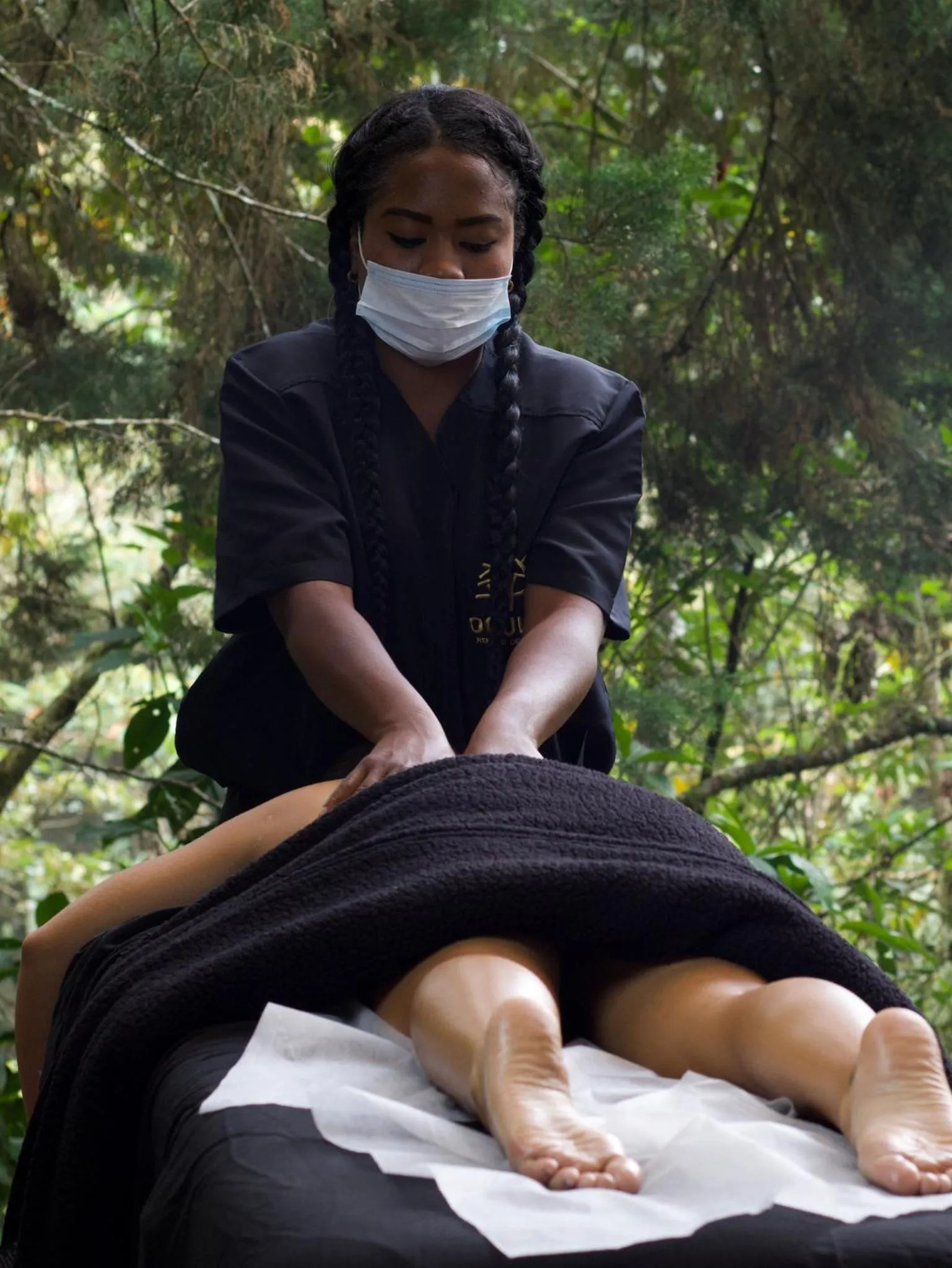 People in Oculto refugio de bosque