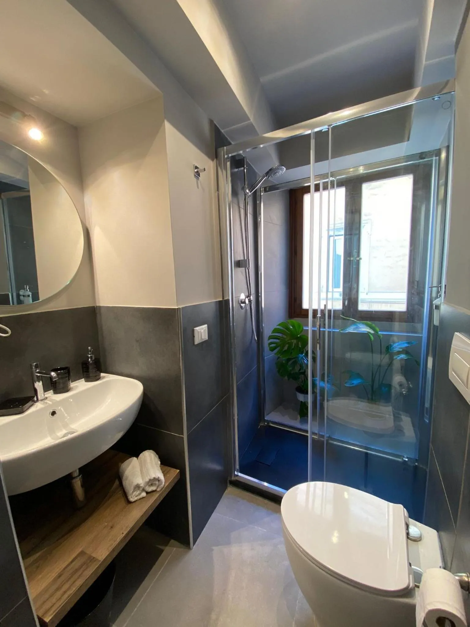 Shower in Soha Piazza Di Spagna Boutique