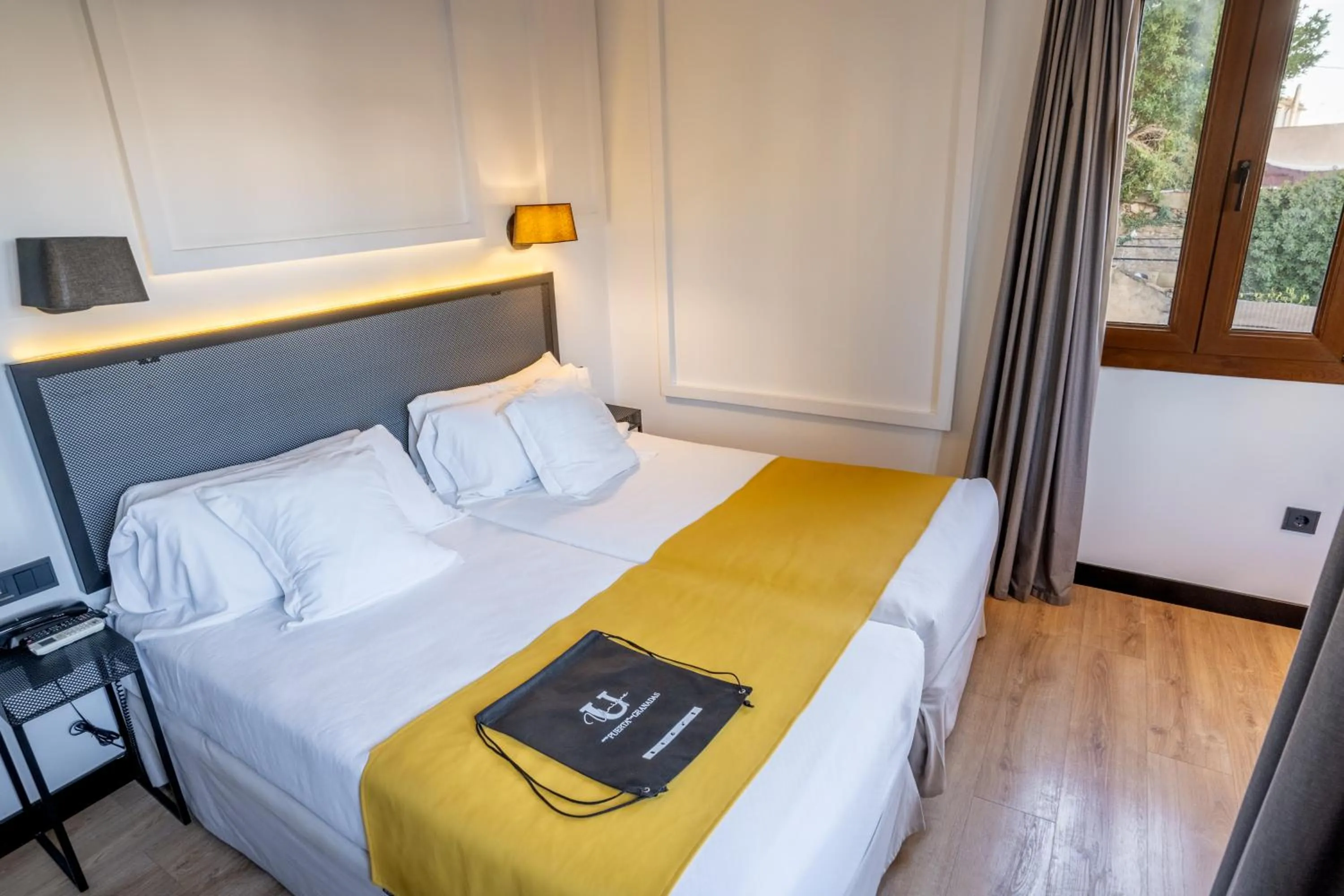 TV and multimedia, Bed in Hotel Boutique Puerta de las Granadas