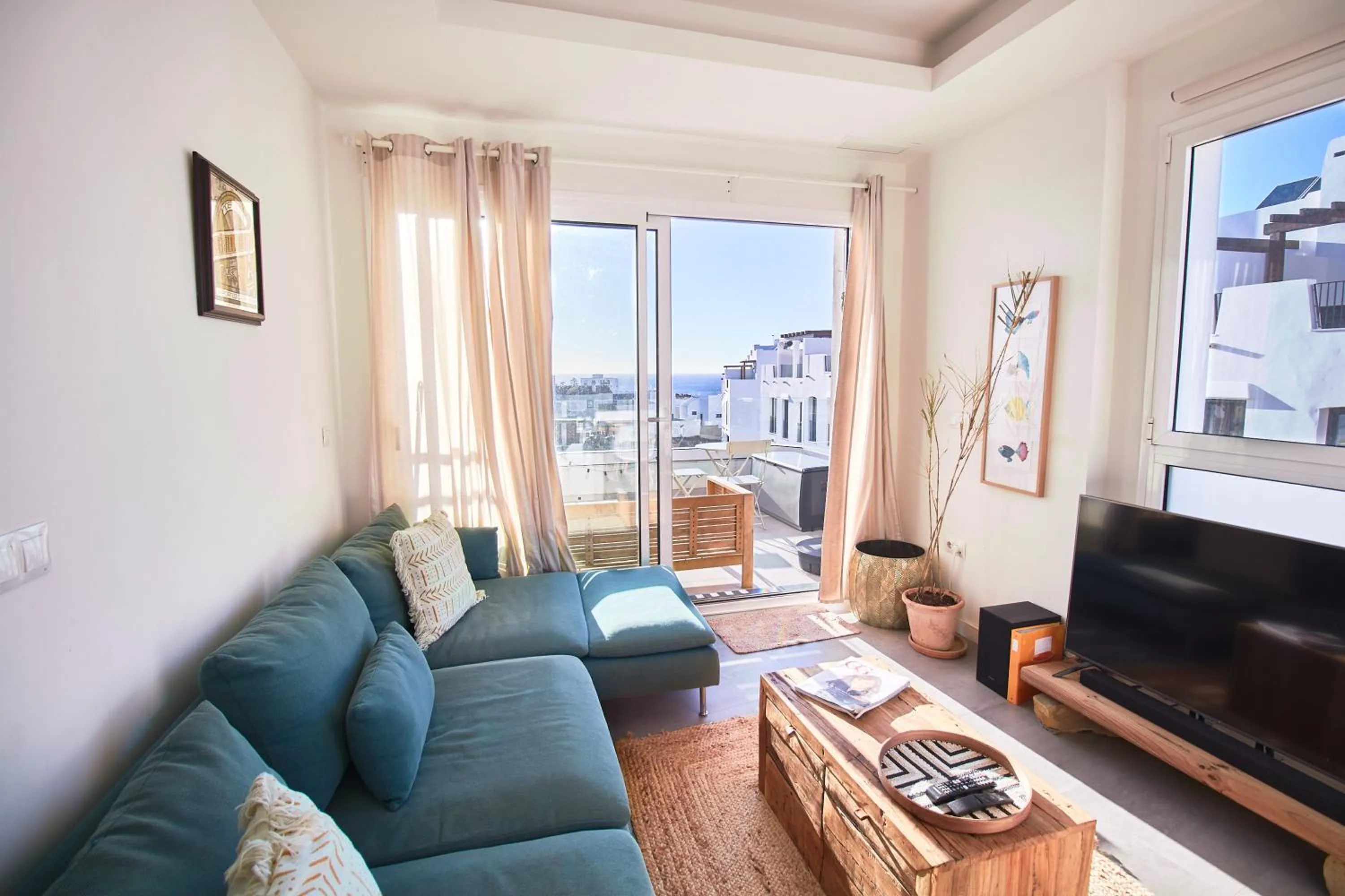Sea Breeze, large apartment with workspaces & a great view