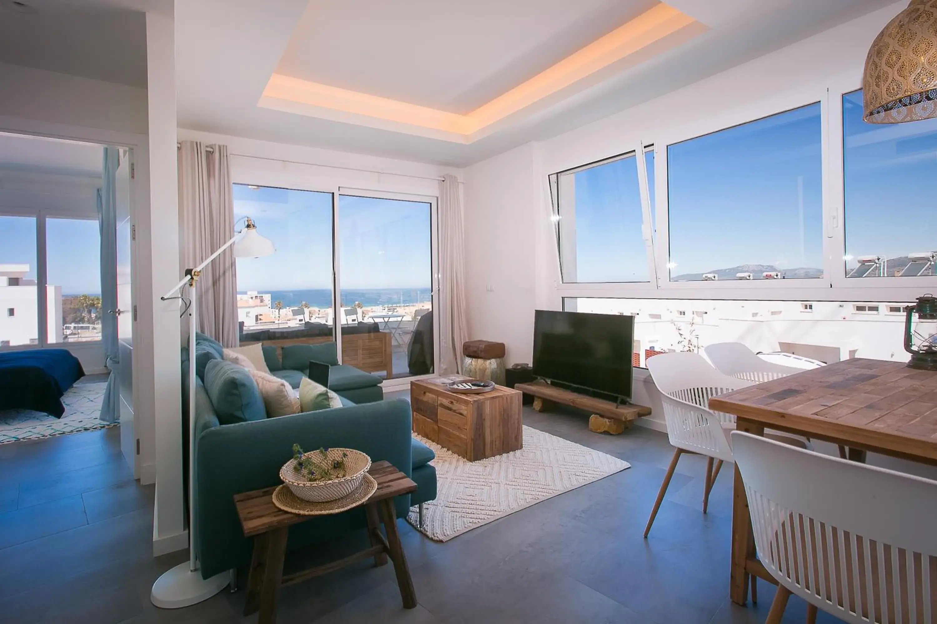 Sea Breeze, large apartment with workspaces & a great view Sea Breeze, large apartment with workspaces & a great view