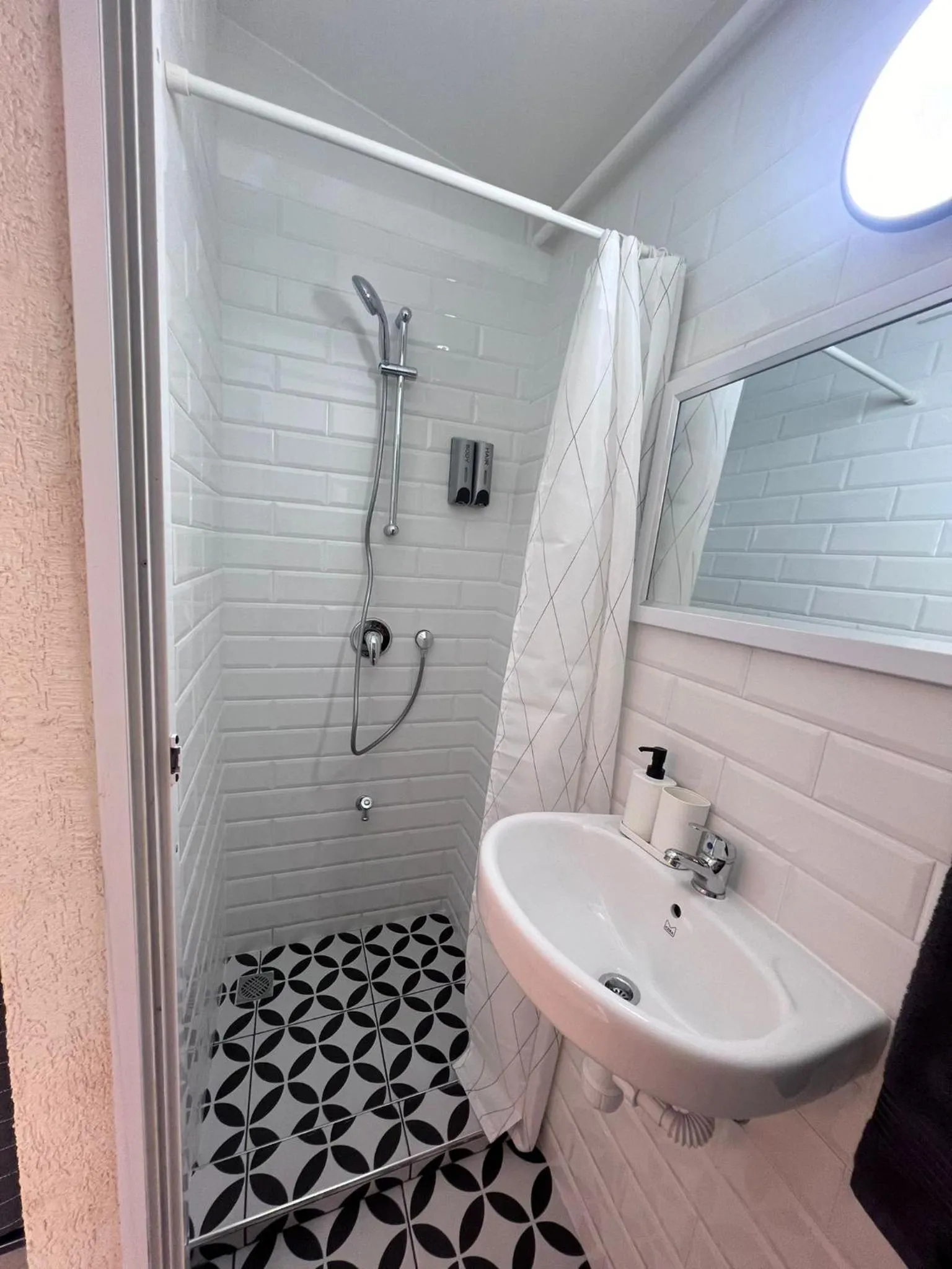 Shower in Maya Guest House - German Colony & Baháí Gardens, Haifa