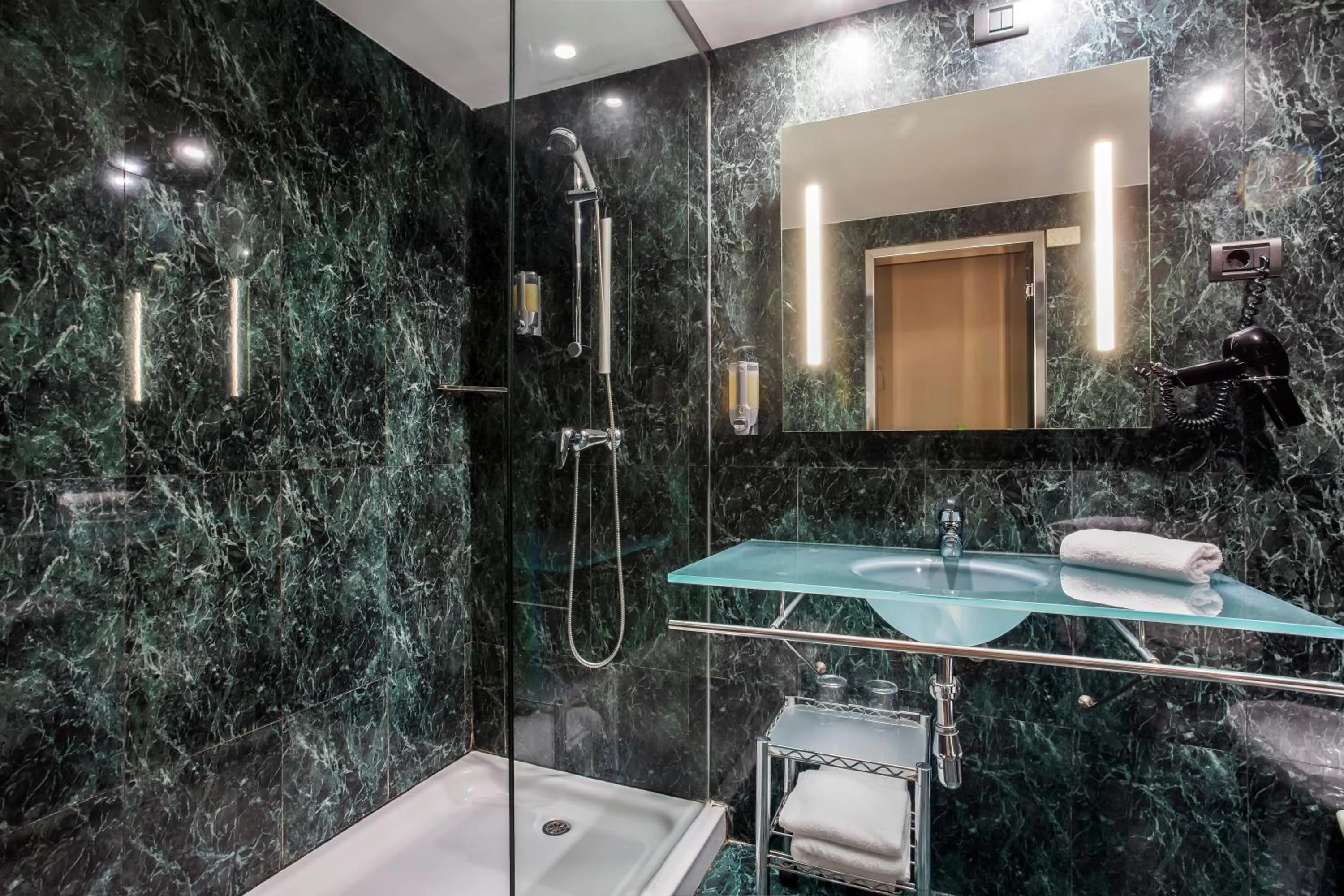 Shower in B&B HOTEL Granada Estación