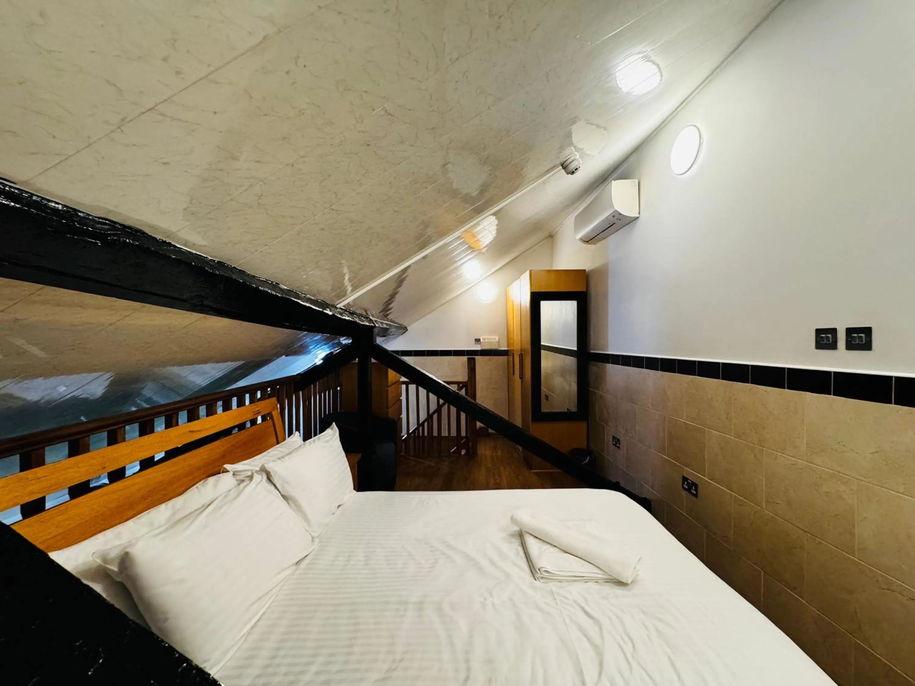 Bedroom, Bed in Berkley Apartments