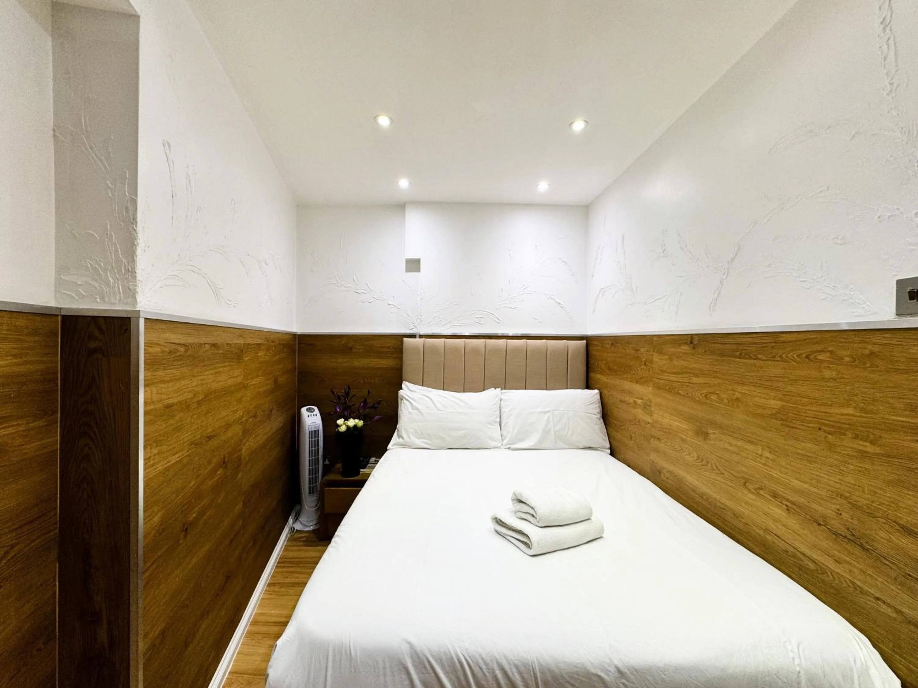 Bedroom, Bed in Berkley Apartments