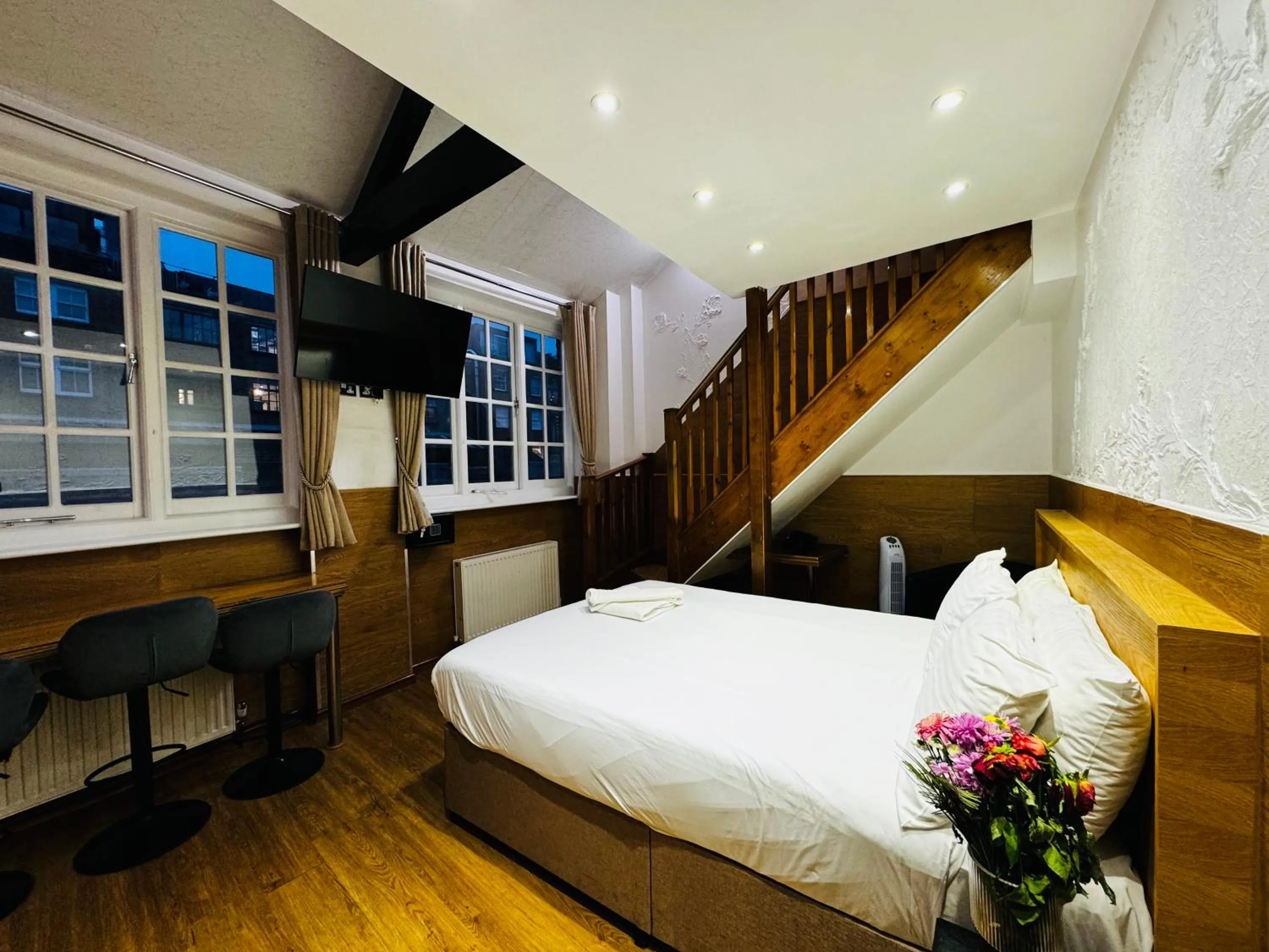 Bedroom, Bed in Berkley Apartments