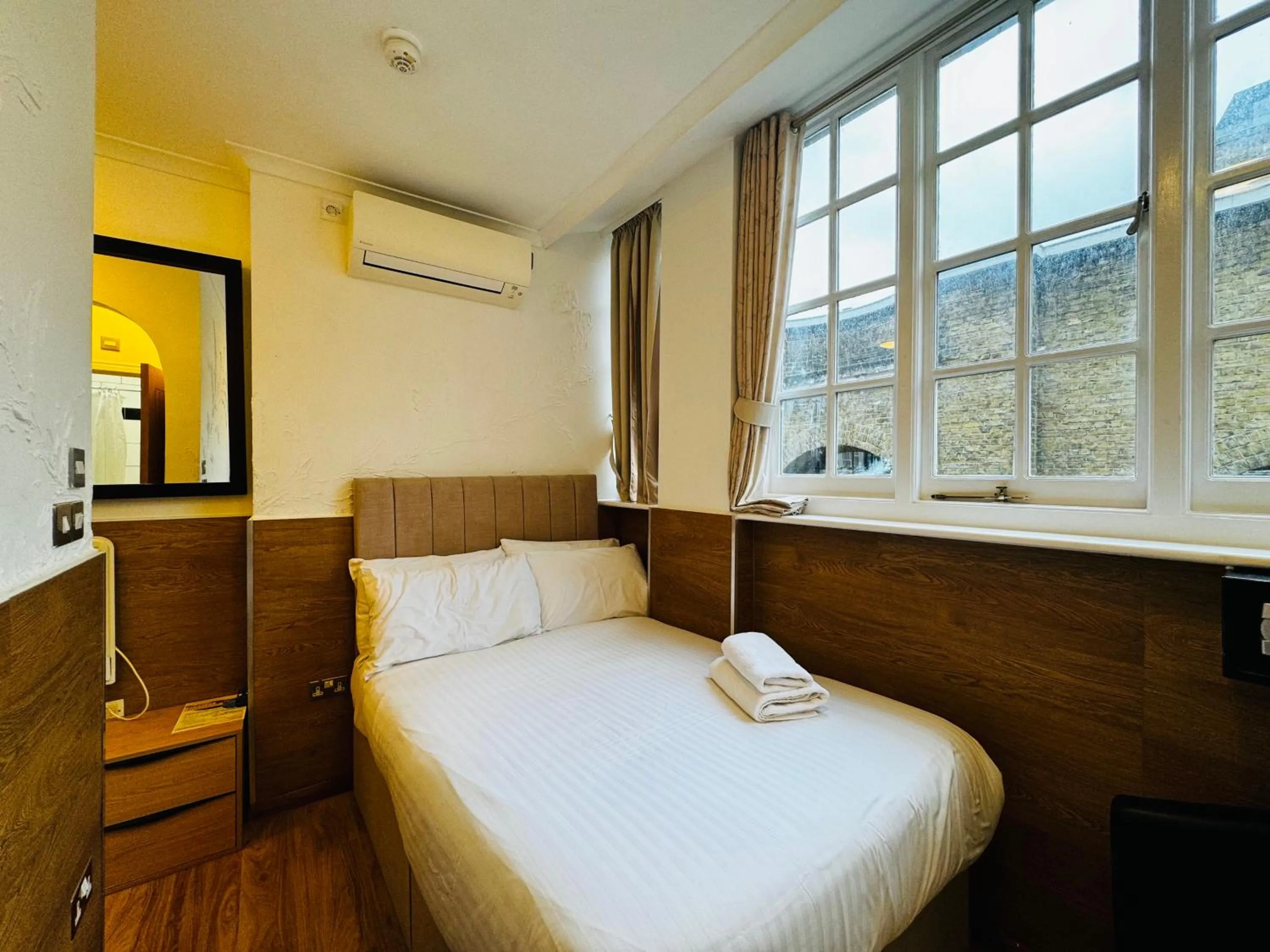 Bedroom, Bed in Berkley Apartments