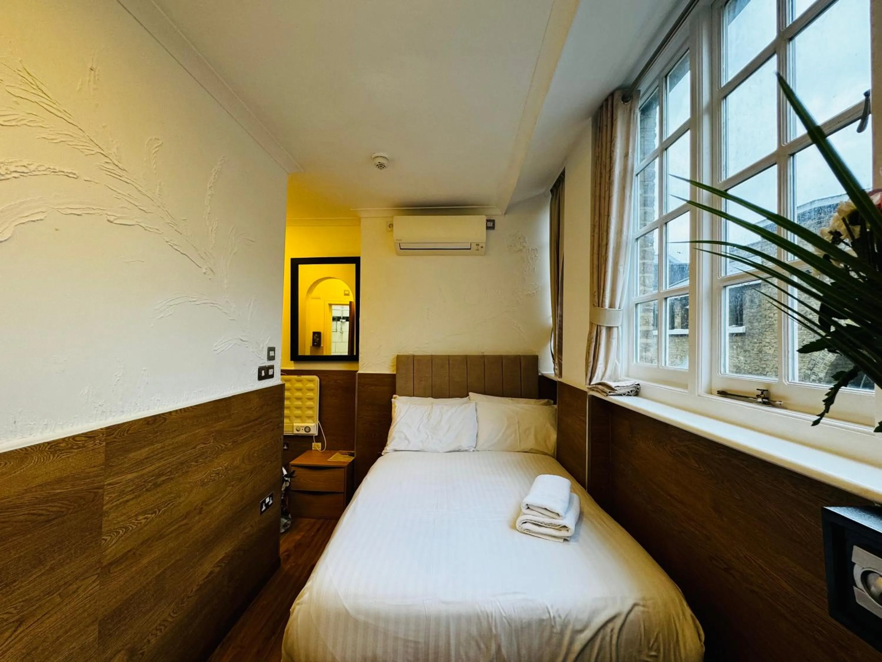 View (from property/room), Bed in Berkley Apartments