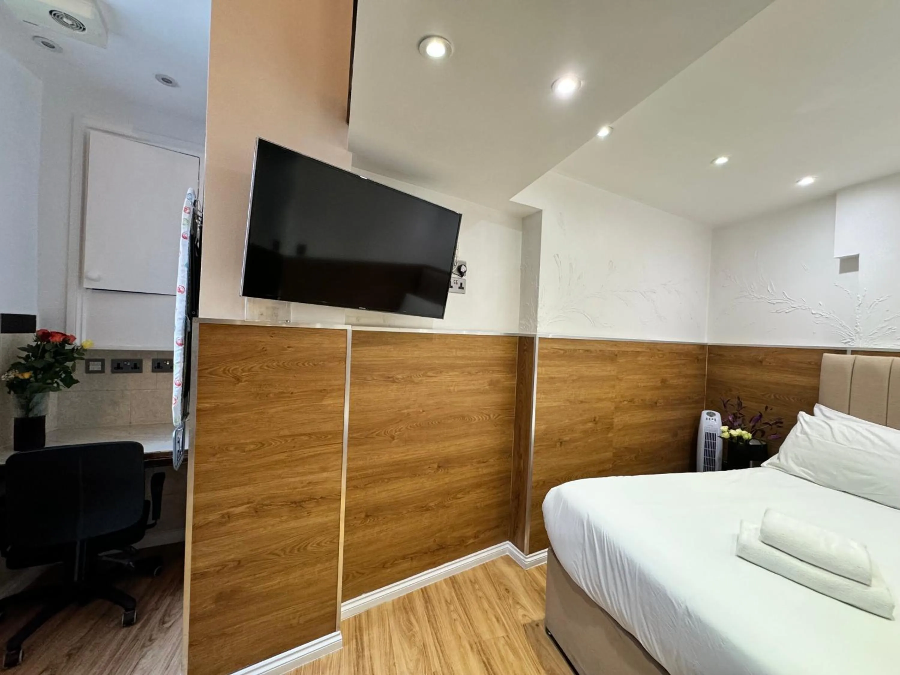 Bedroom, Bed in Berkley Apartments