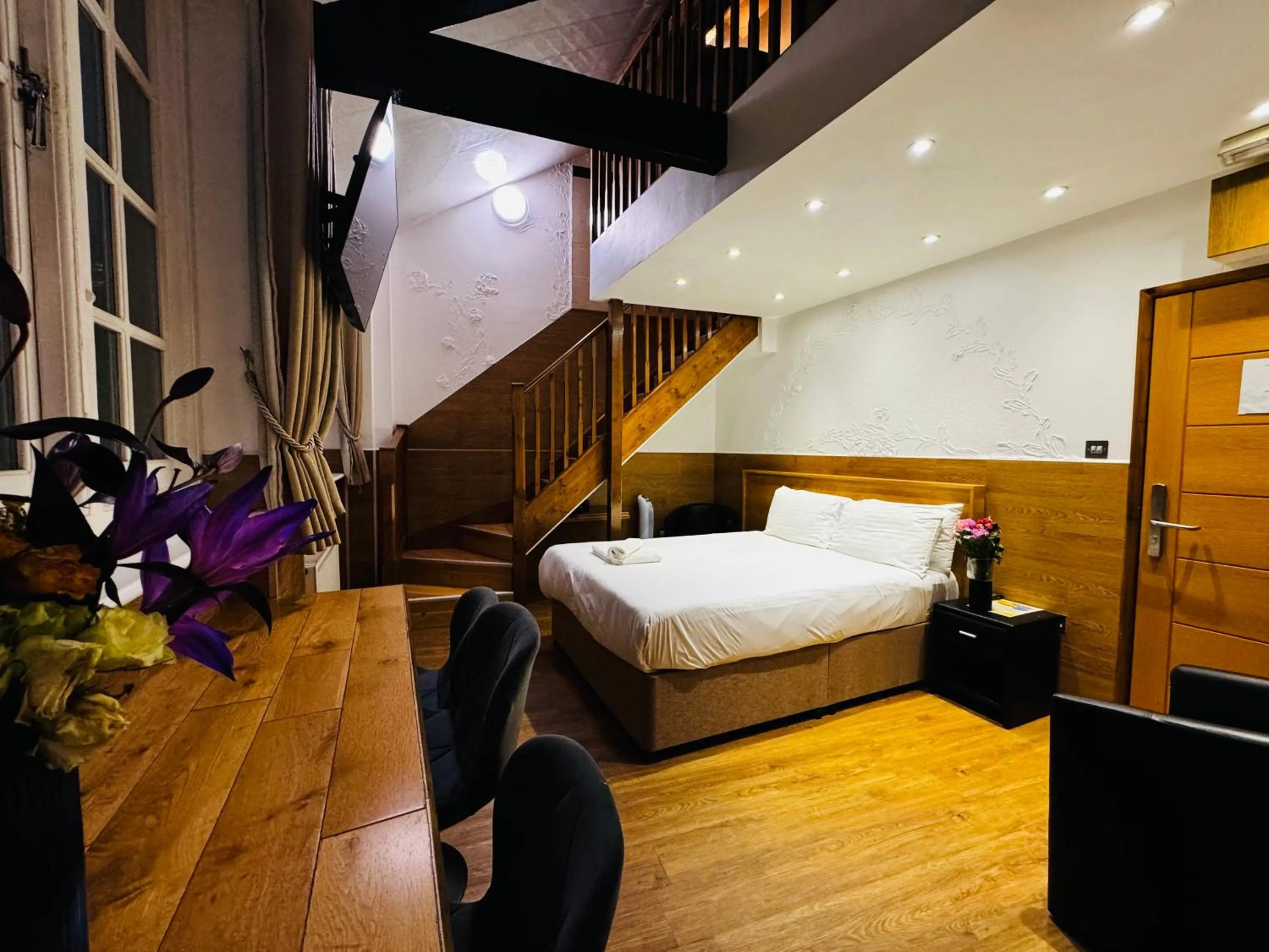 Bedroom, Bed in Berkley Apartments