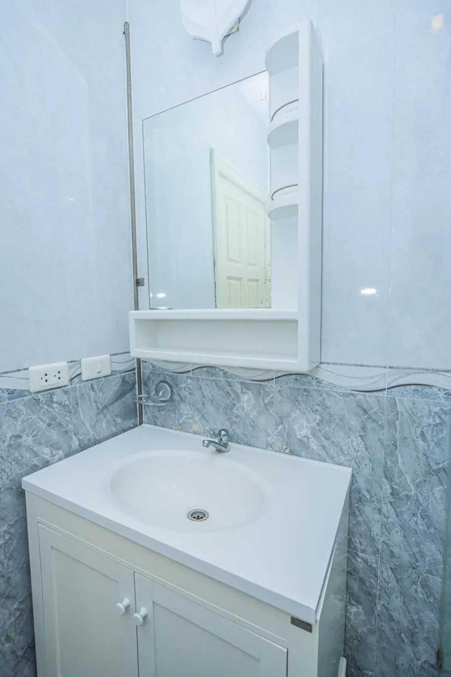 Bathroom in Utopia Kata By RoomQuest