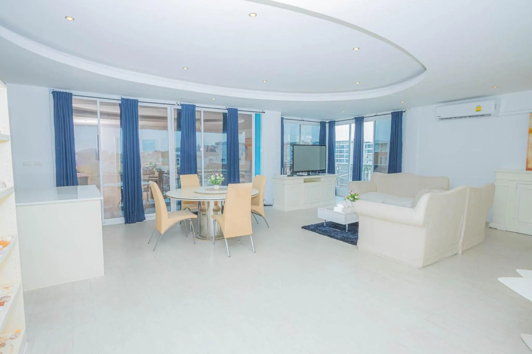 Photo of the whole room in Utopia Kata By RoomQuest