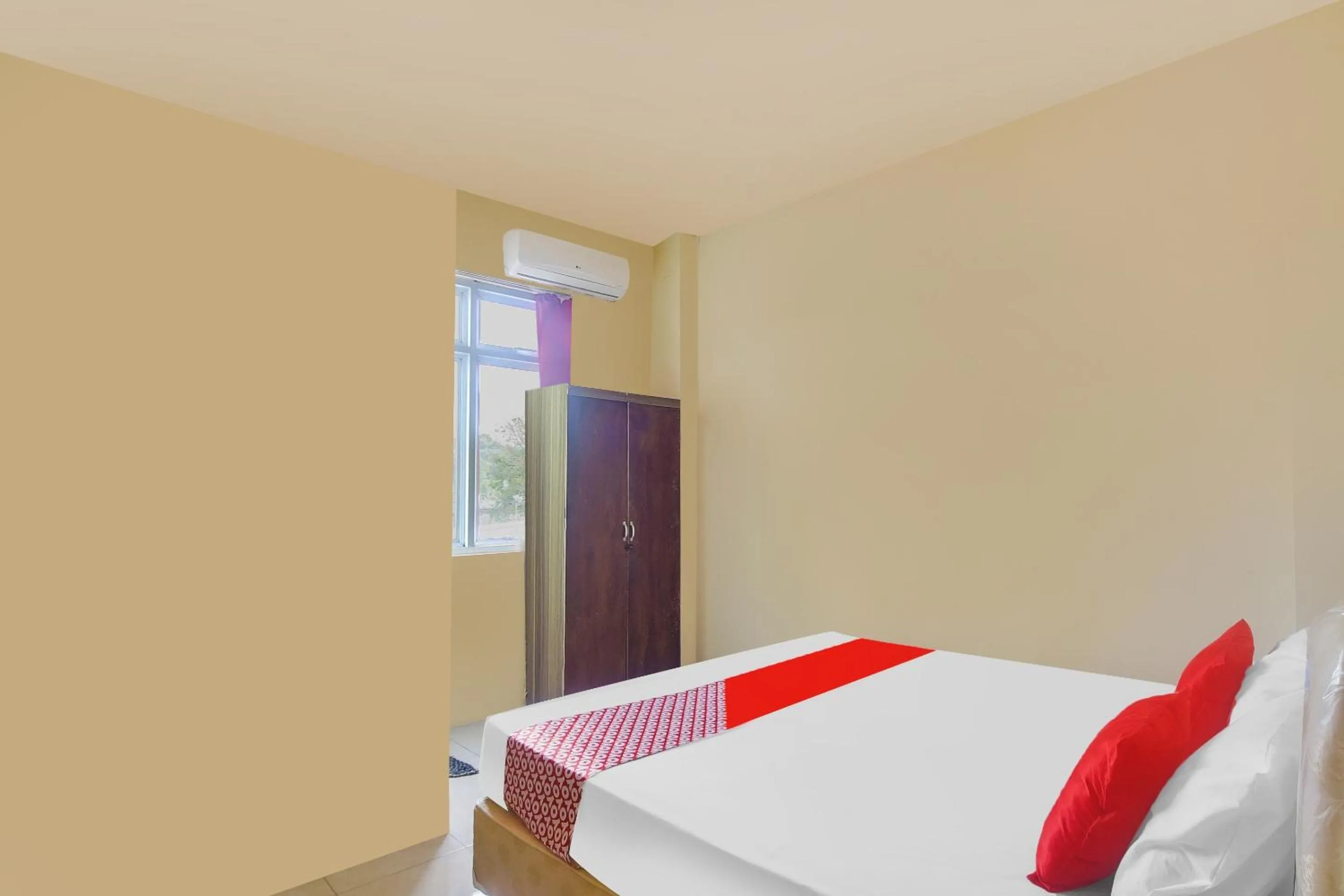 Bedroom, Bed in Hotel O Priska Kost Dan Homestay