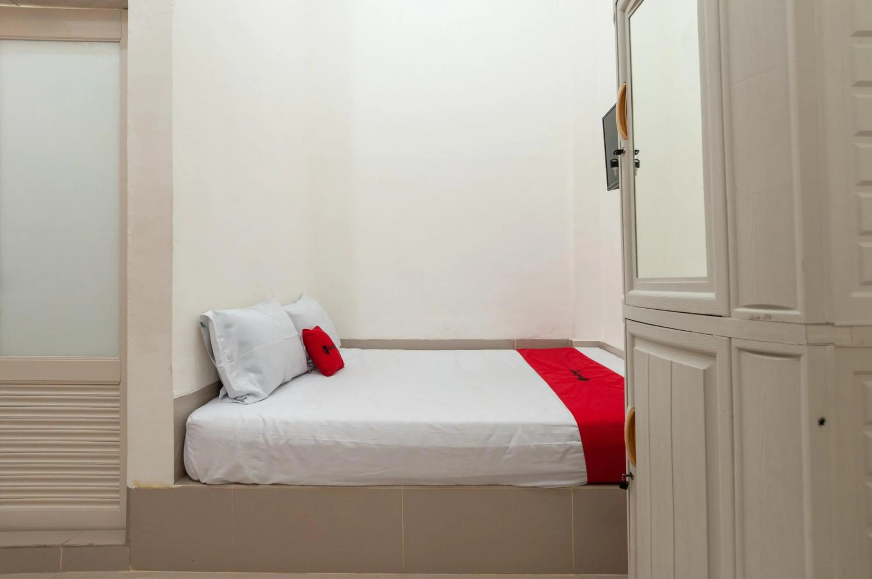Bedroom, Bed in RedDoorz near UISU teladan Medan