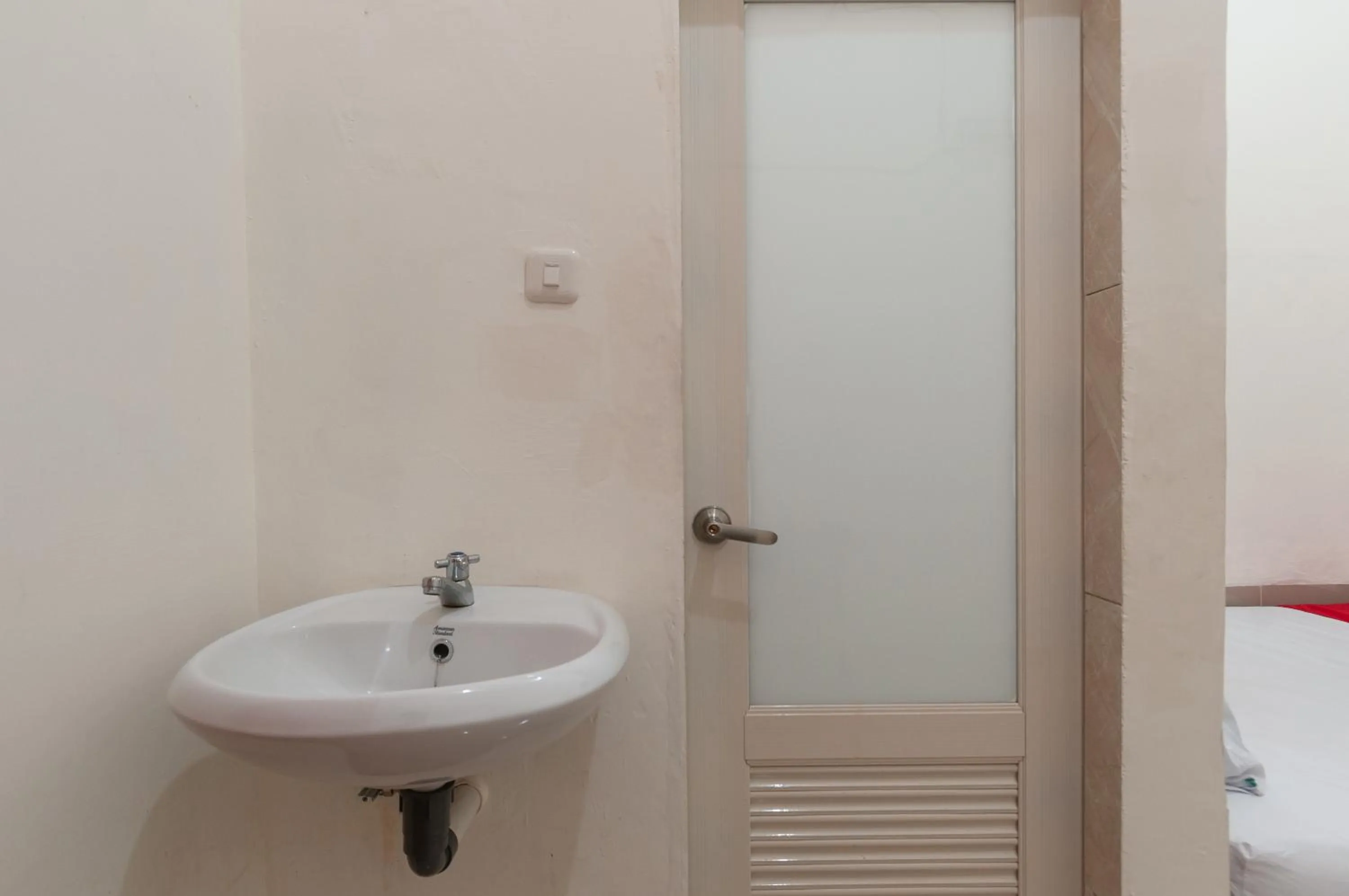 RedDoorz near UISU teladan Medan