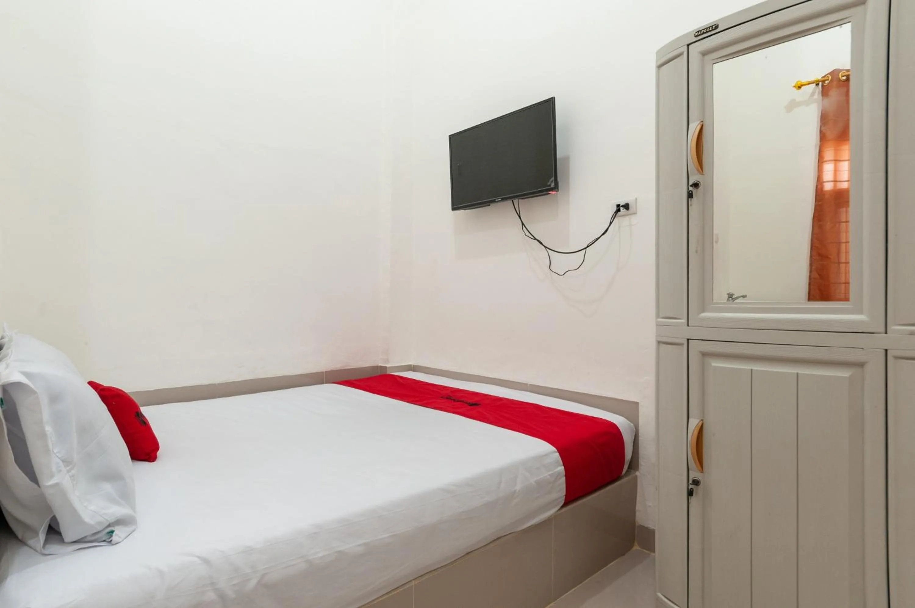 Bedroom, Bed in RedDoorz near UISU teladan Medan