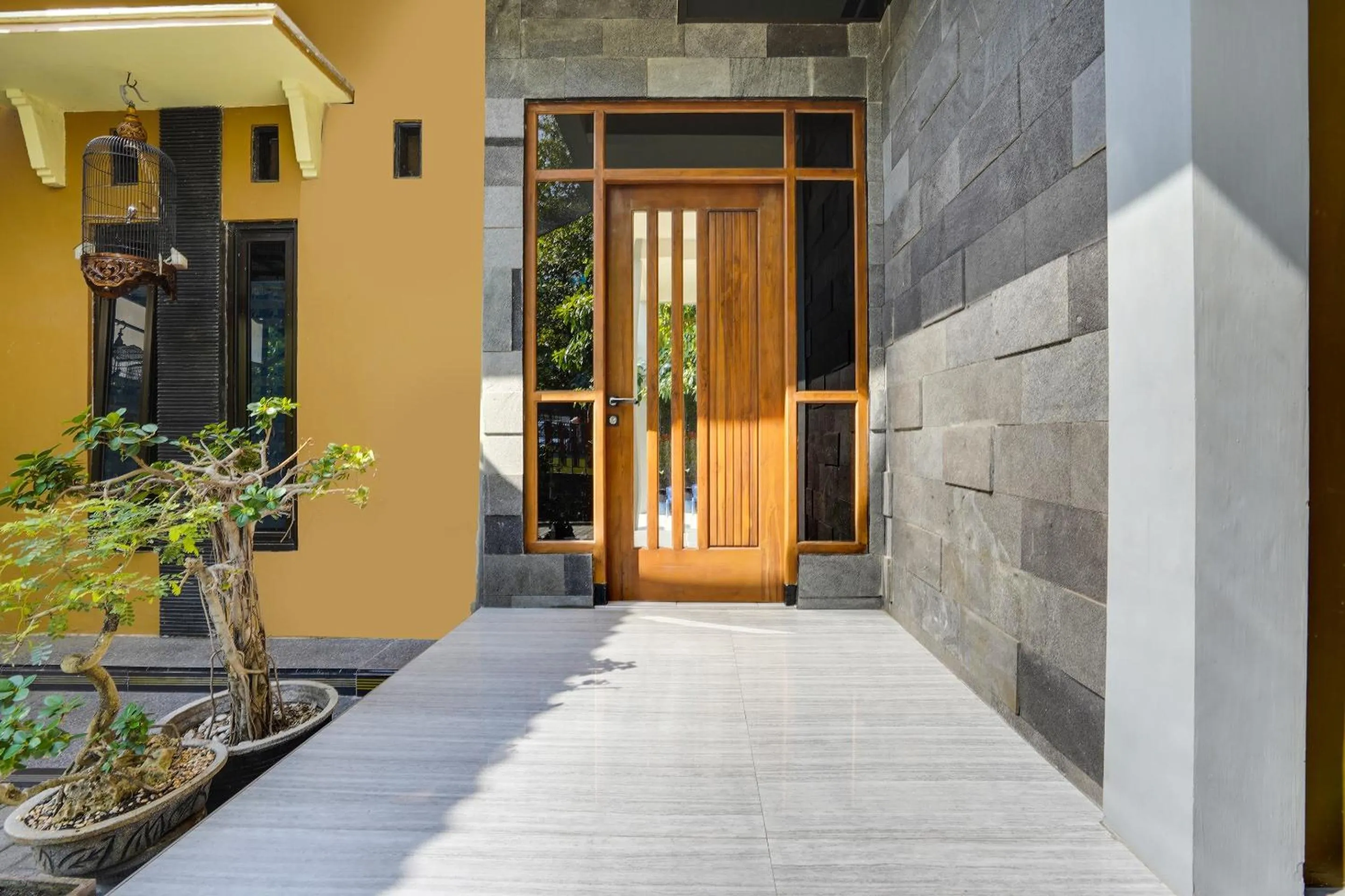 Facade/entrance in Hotel O Rumah Kost Gresik Syariah