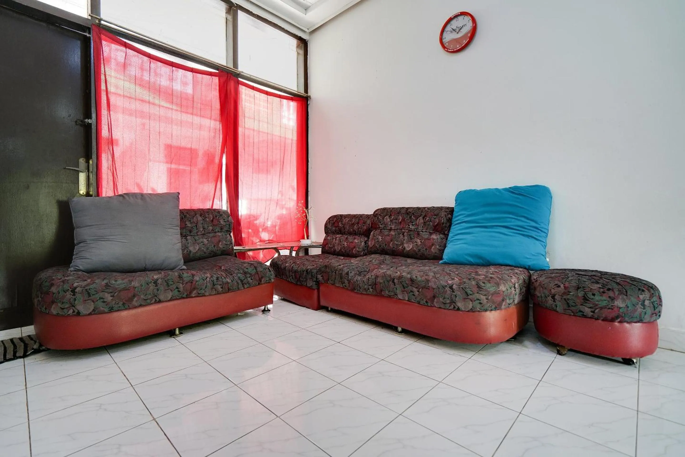 Lobby or reception in SPOT ON 91775 Pondok 14 Syariah