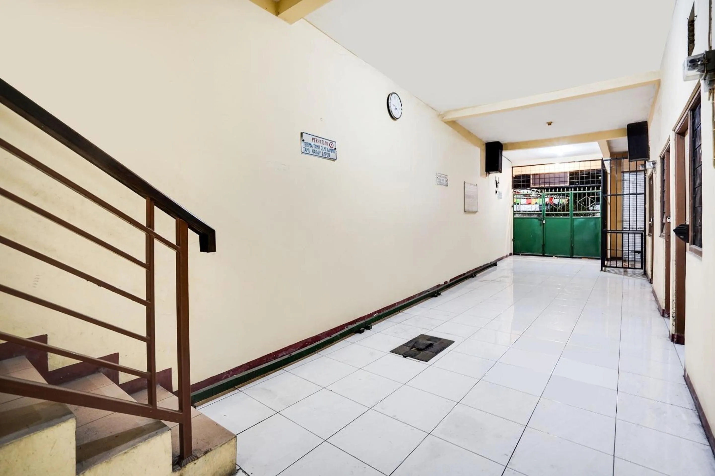 Lobby or reception in Hotel O Kost Nusantara Sidoarjo Syariah